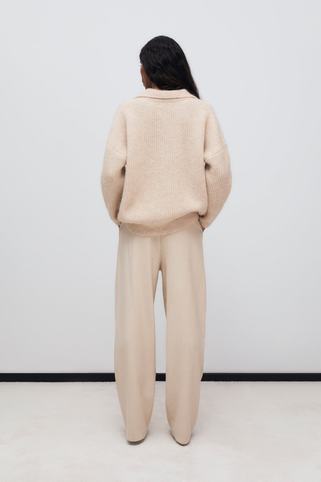 Wool pant with pleat detail in the front and side pockets. They feature a waistband with a hidden button closure.