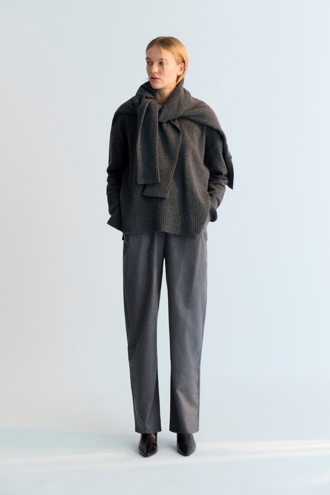 Wool pant with pleat detail in the front and side pockets. They feature a waistband with a hidden button closure.