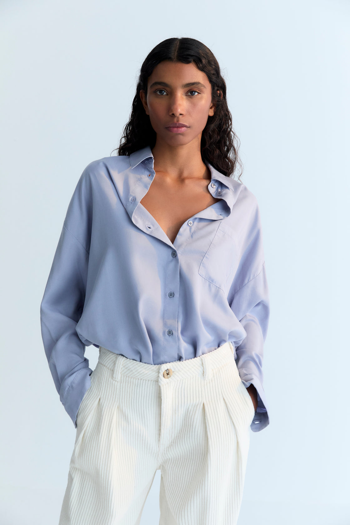 100% lyocell shirt with cuffs featuring a button opening and a front closure with tone-on-tone buttons. It has a patch pocket on the front. Available in 3 colors.