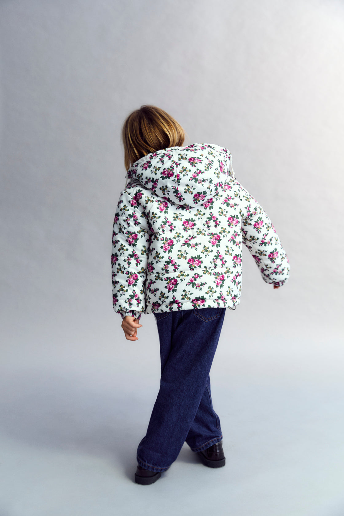 Jacket in outerwear quality with a beautiful colorful print. It features a detachable hood with snaps, patch pockets on the front with velcro clousure and fleece-lined interior, and a closure with tone-on-tone snaps and zipper.