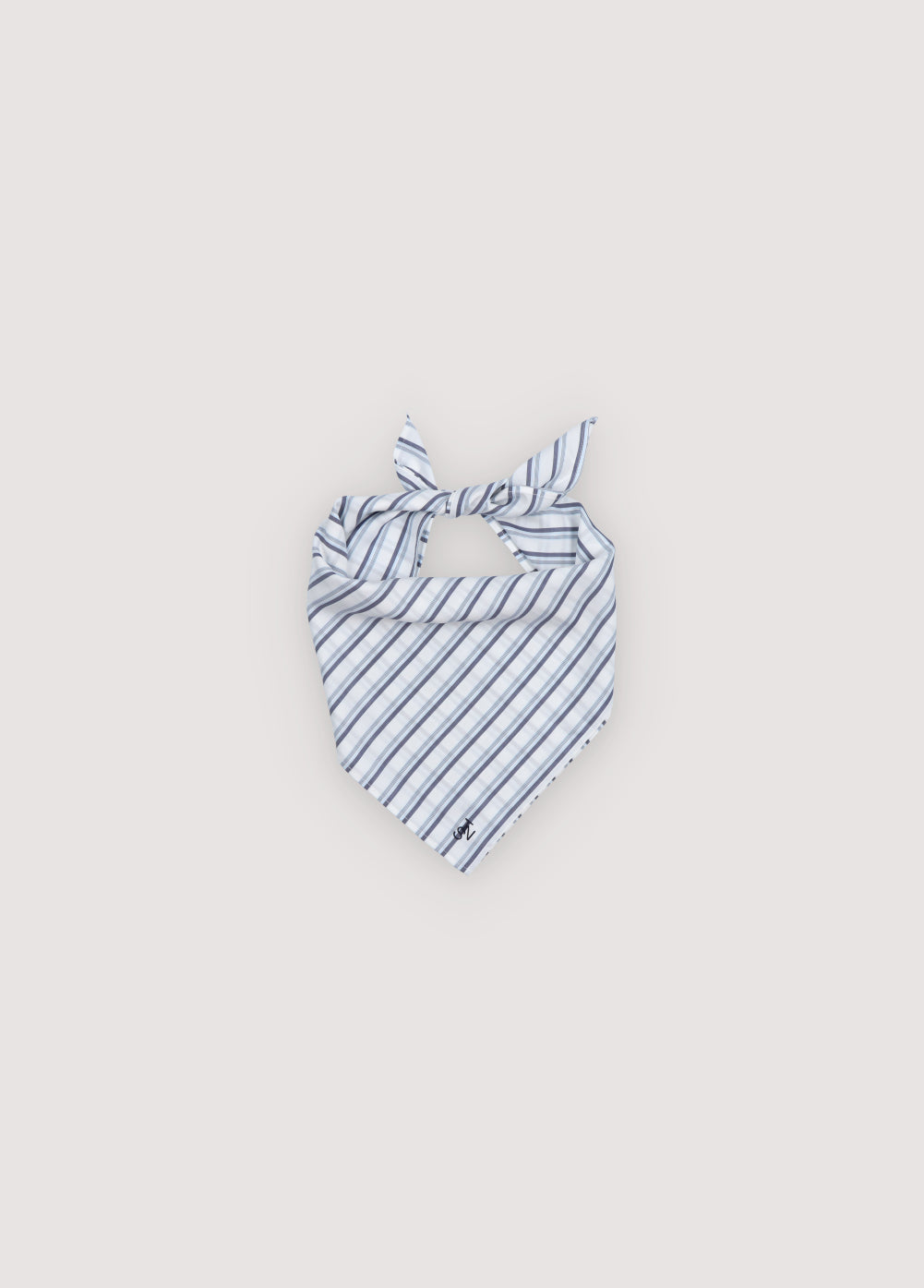 Square scarf made of 100% tencel with a brand embroidery detail. There is a matching shirt available to create a complete set.