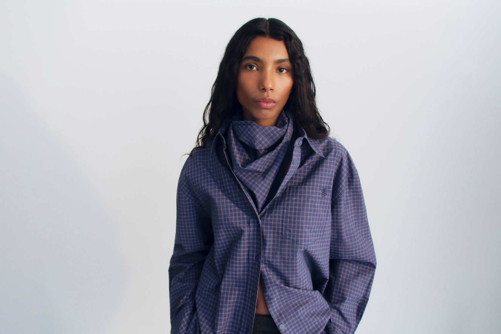 Square scarf made of 100% tencel with a brand embroidery detail. There is a matching shirt available to create a complete set.