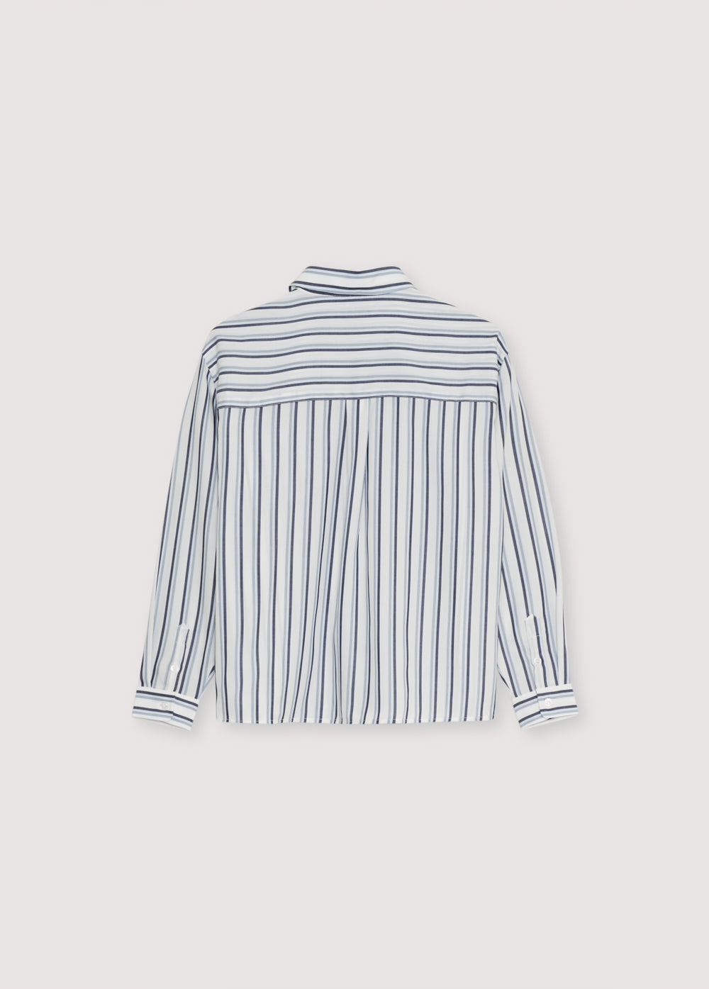 Tencel striped shirt in bluish tones with cuffs and button opening in the same tone. It features a patch pocket on the front I t has a matching scarf in the same quality.