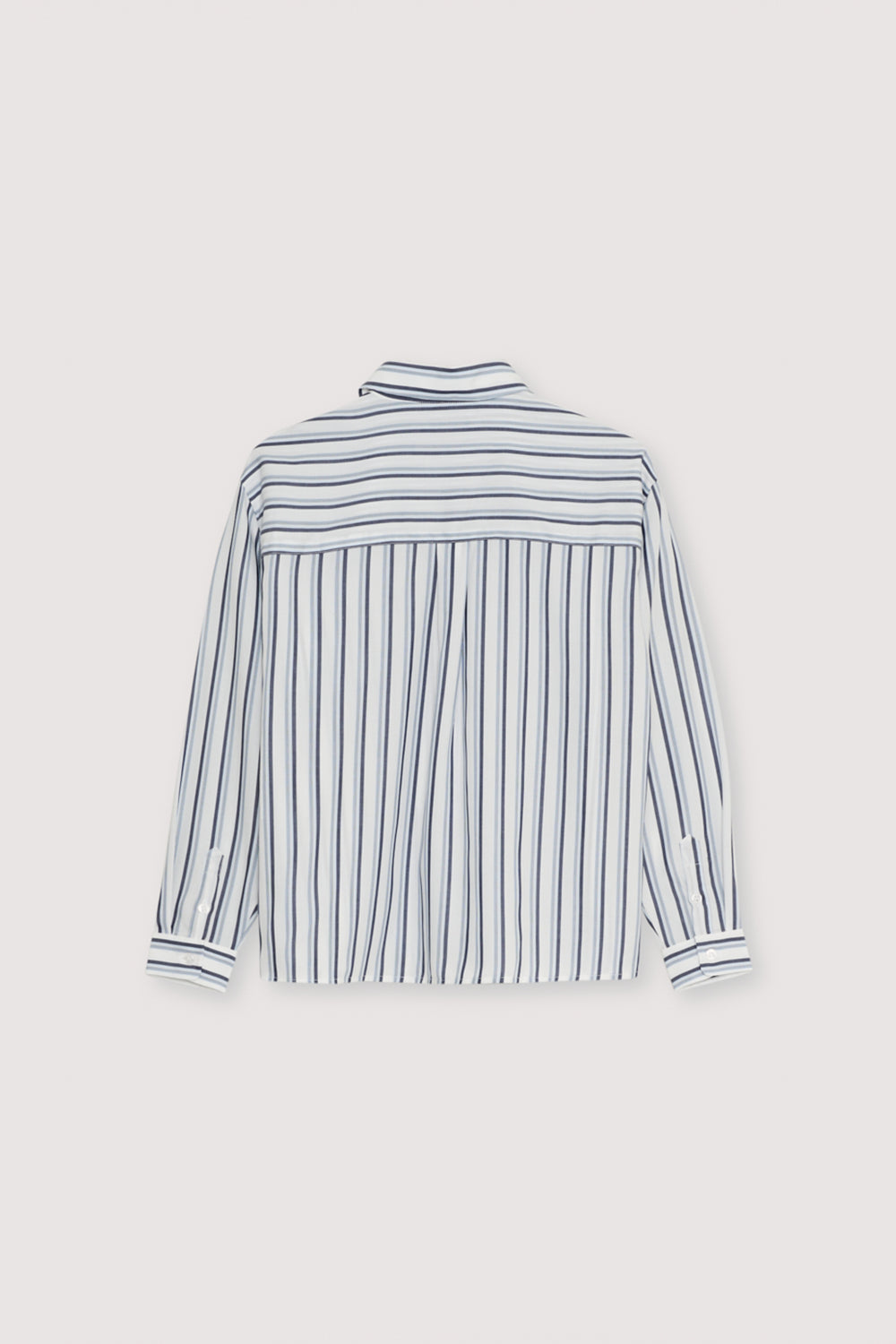 Tencel striped shirt in bluish tones with cuffs and button opening in the same tone. It features a patch pocket on the front I t has a matching scarf in the same quality.