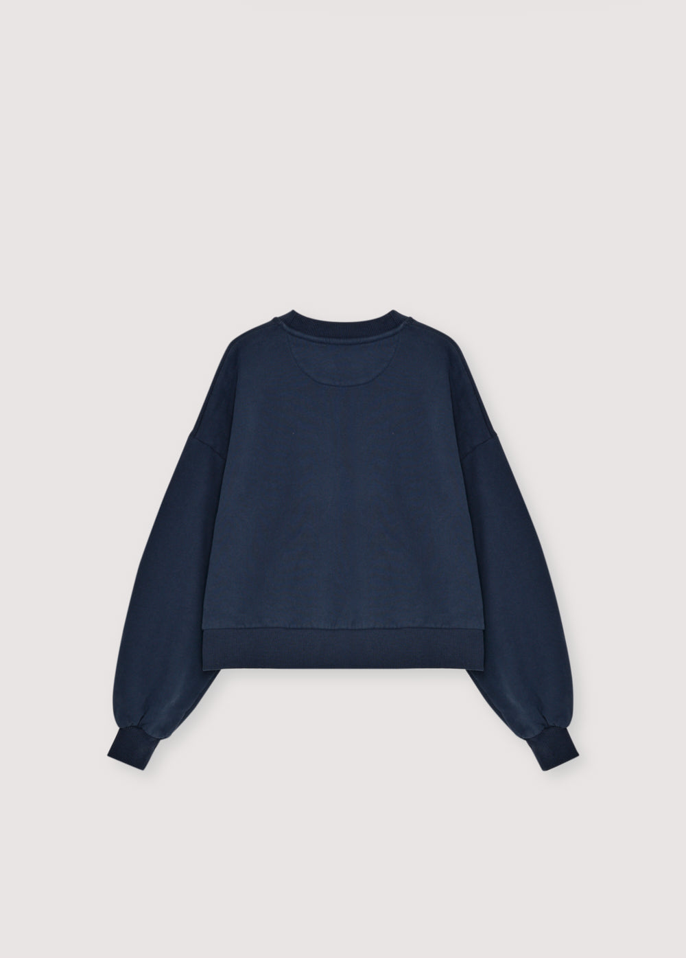 Crop-style sweater with puffed sleeves and a brand patch on the front. Brushed on the inside and outside.