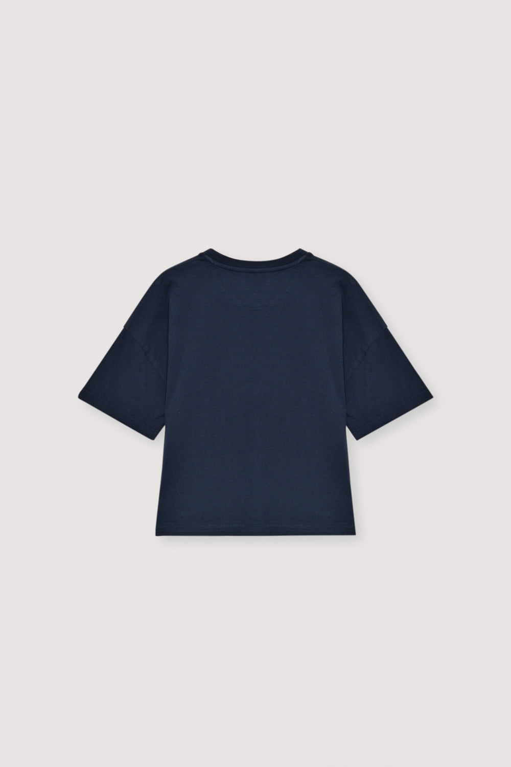Crop-style t-shirt with a brand patch on the front. Brushed on the inside and outside.