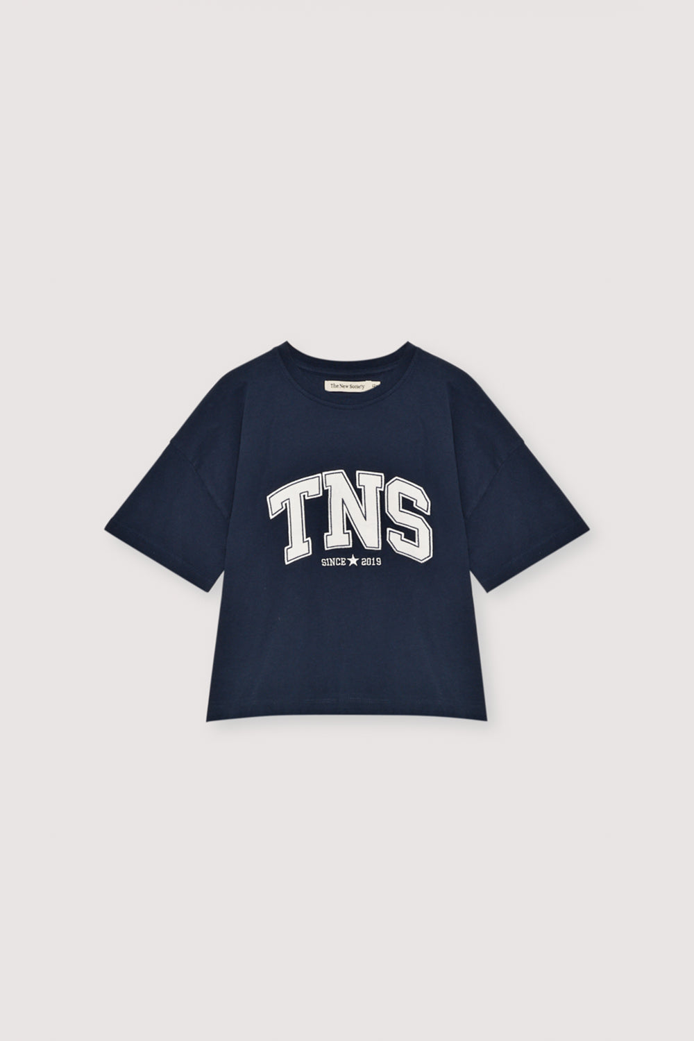 Crop-style t-shirt with a brand patch on the front. Brushed on the inside and outside.