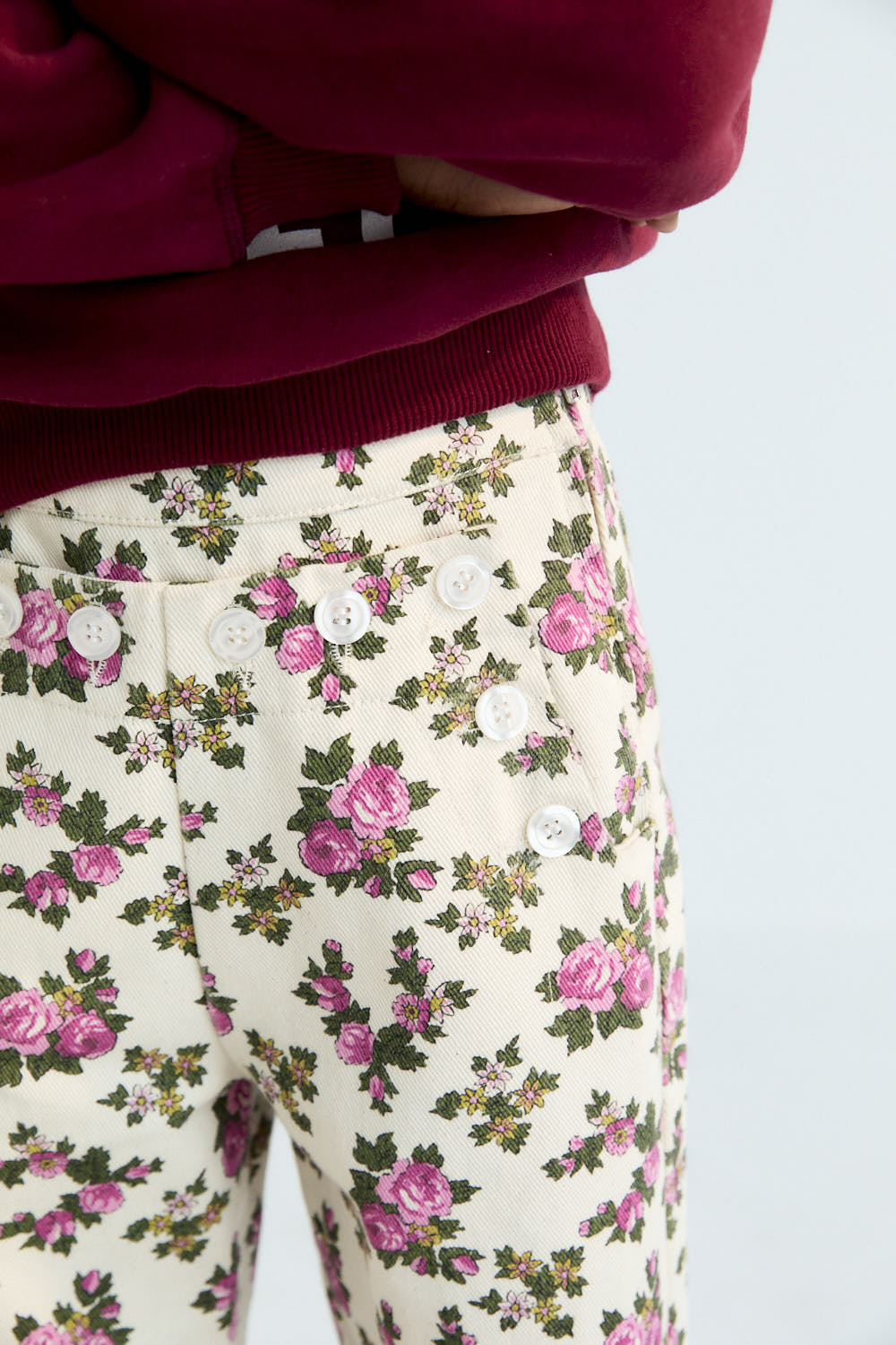 Straight-leg denim pants in the exclusive Elyse floral print, designed with an original front detail featuring tone-on-tone mother-of-pearl buttons.