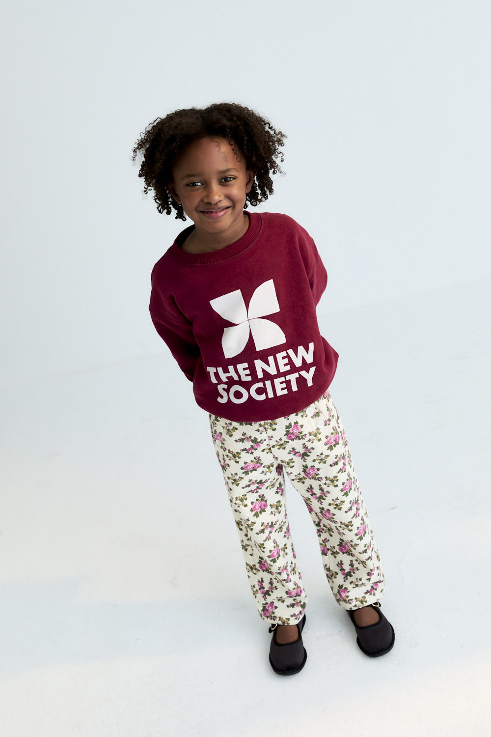 Straight-leg denim pants in the exclusive Elyse floral print, designed with an original front detail featuring tone-on-tone mother-of-pearl buttons.