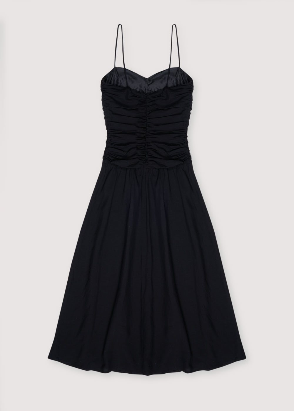 Long dress with gathering on the front and back bodice. It has thin straps with adjusters and an invisible zipper on the side. Woman Collection. The New Society