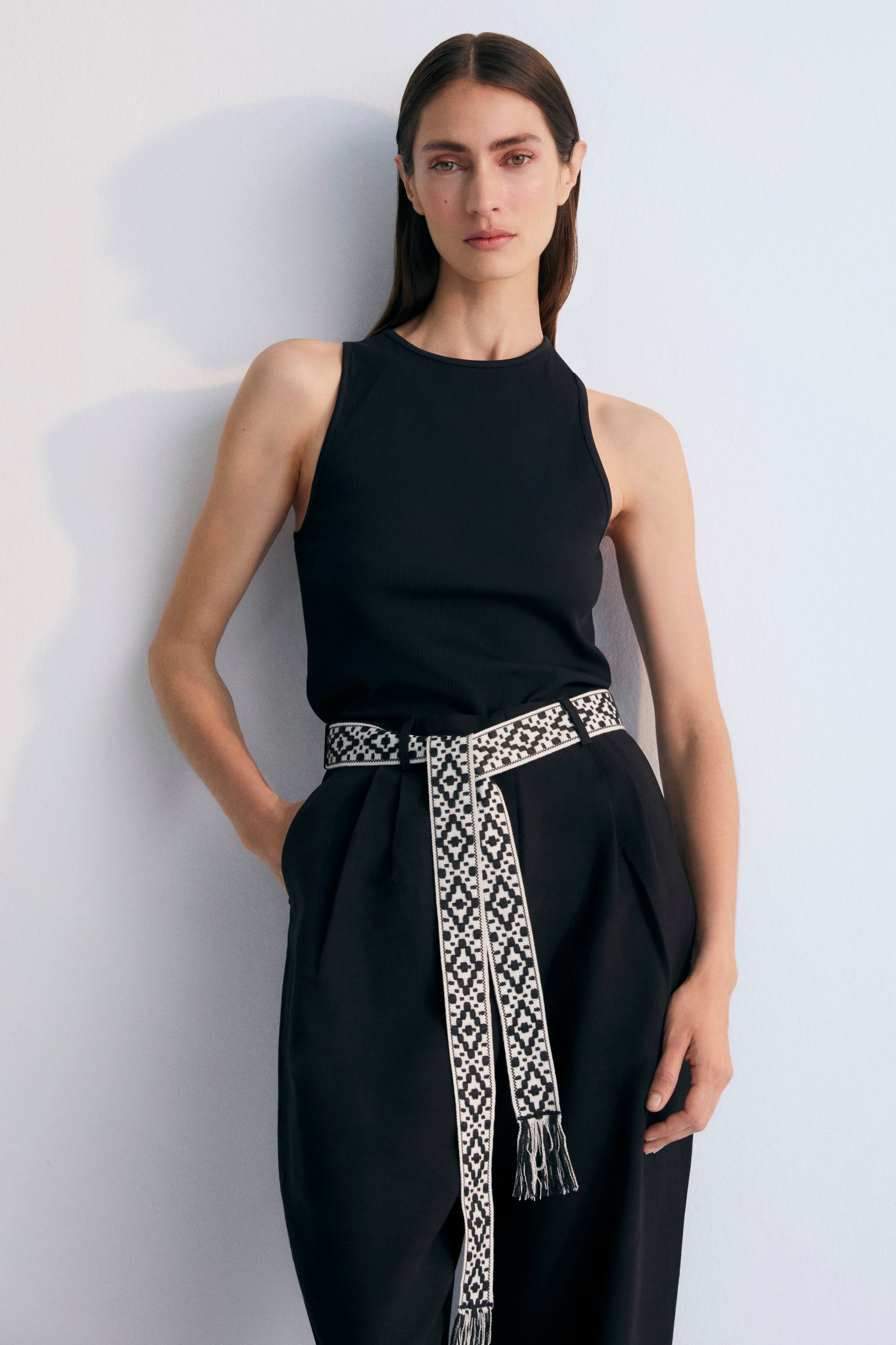 Pantalón fluido de rayón/lino. Una prenda elegante y versátil que viene con una blazer a juego para completar el look. Mujer Primavera Verano The New Society.