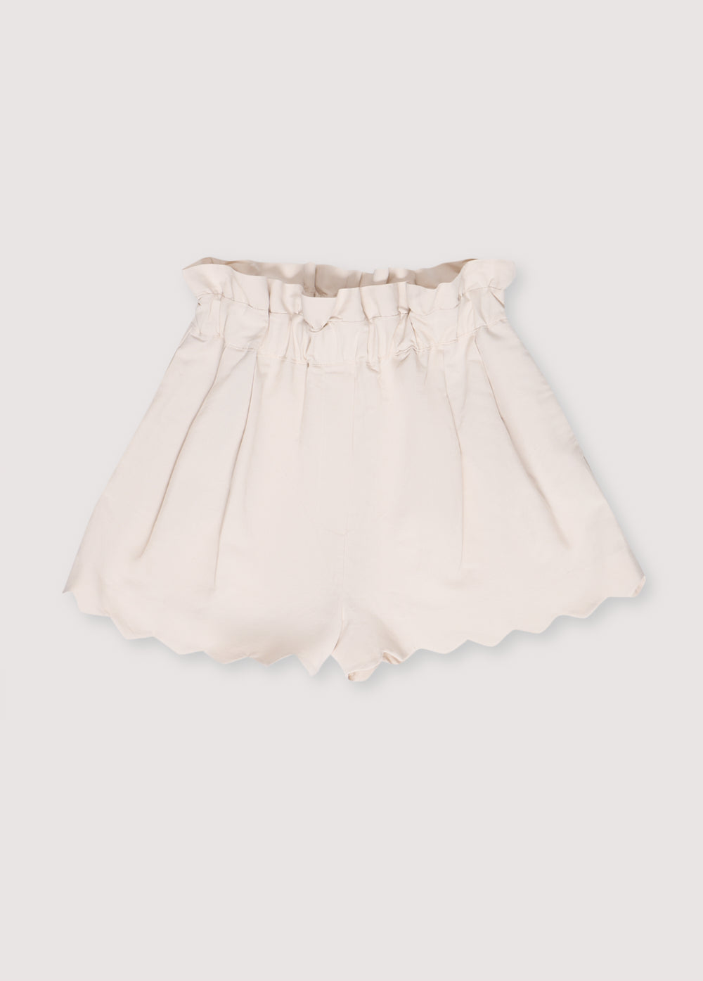 Shorts with curved machine finishes, elastic waistband, side pockets, and ruffled effect at the waist. Woman Collection. Spring Summer.