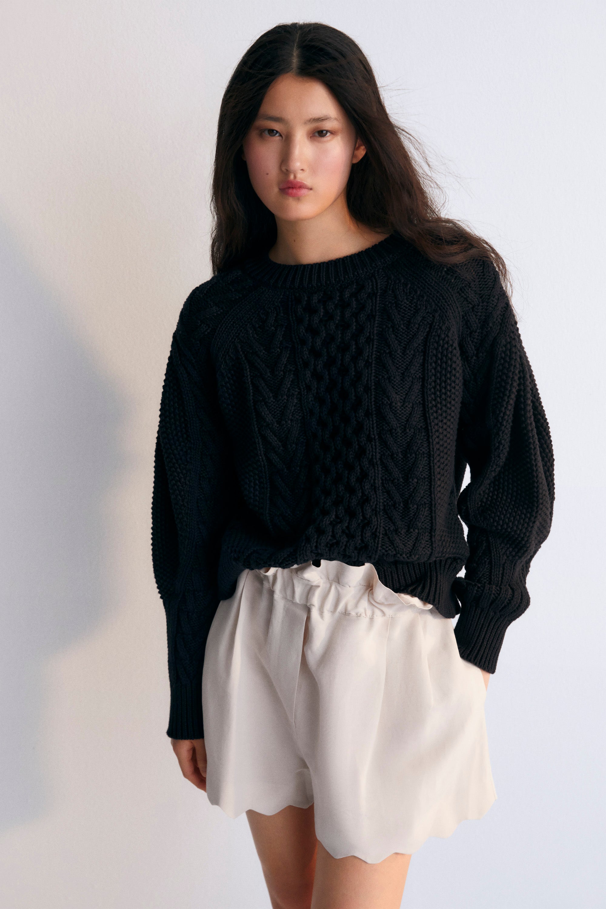 Shorts with curved machine finishes, elastic waistband, side pockets, and ruffled effect at the waist. The New Society. Woman Collection