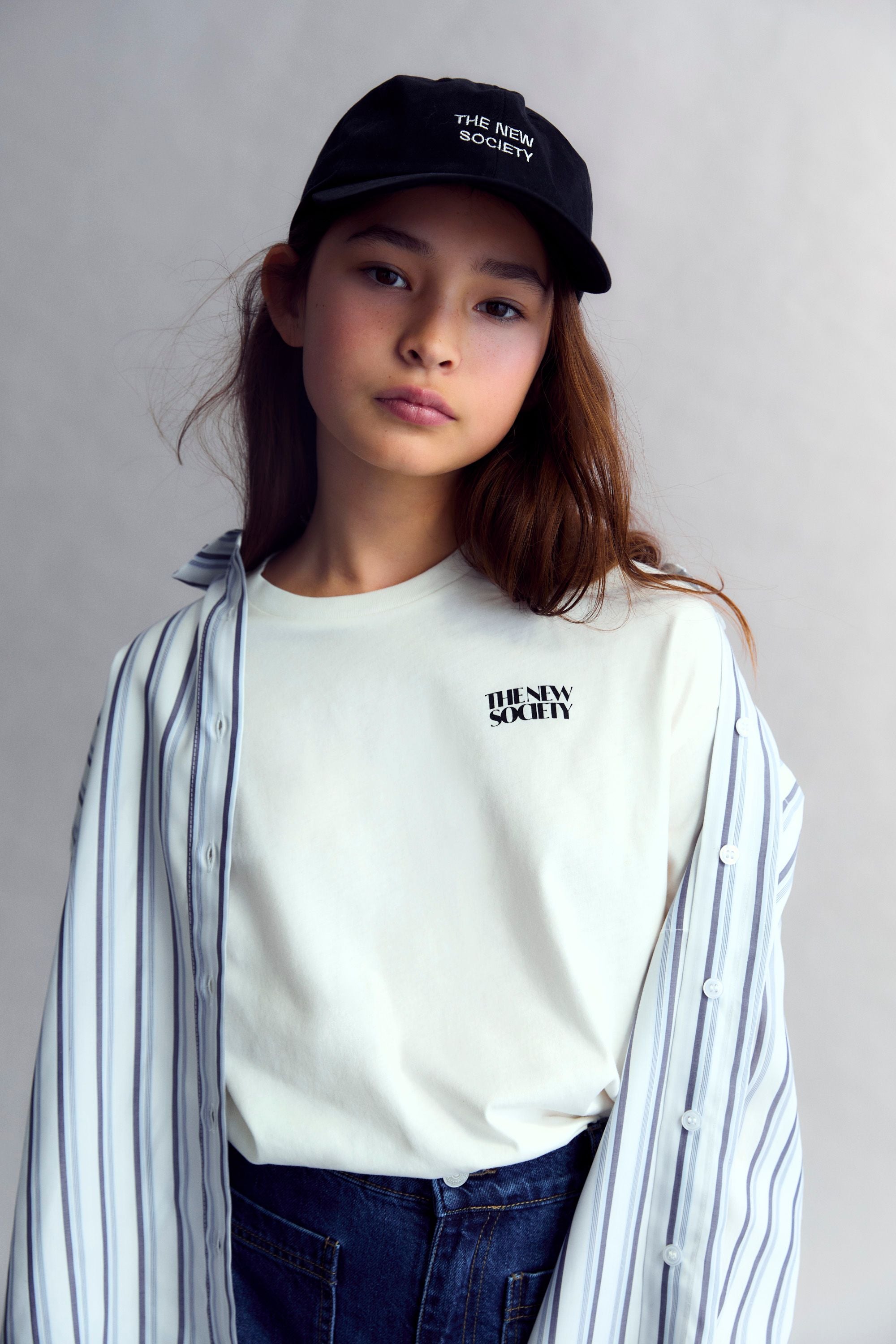 Tencel striped shirt in bluish tones with cuffs and button opening in the same tone. It features a patch pocket on the front I t has a matching scarf in the same quality.