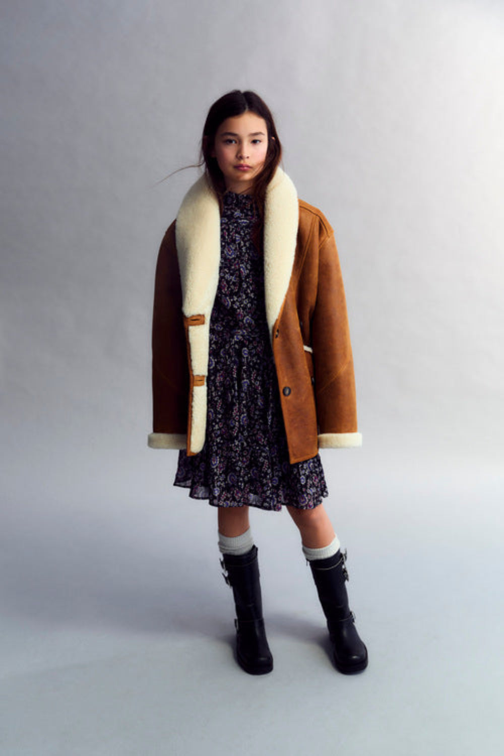 Short dress in viscose fabric with lurex and a printed design. It is fitted at the waist and features pleat details at the front. The skirt is voluminous with a ruffled hem.