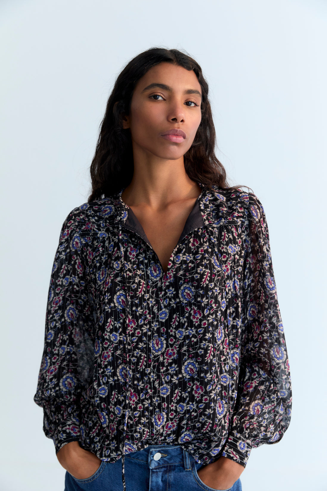 Viscose blouse with lurex and a beautiful print. It features a front keyhole opening with a tie closure and hand-pleated detailing.