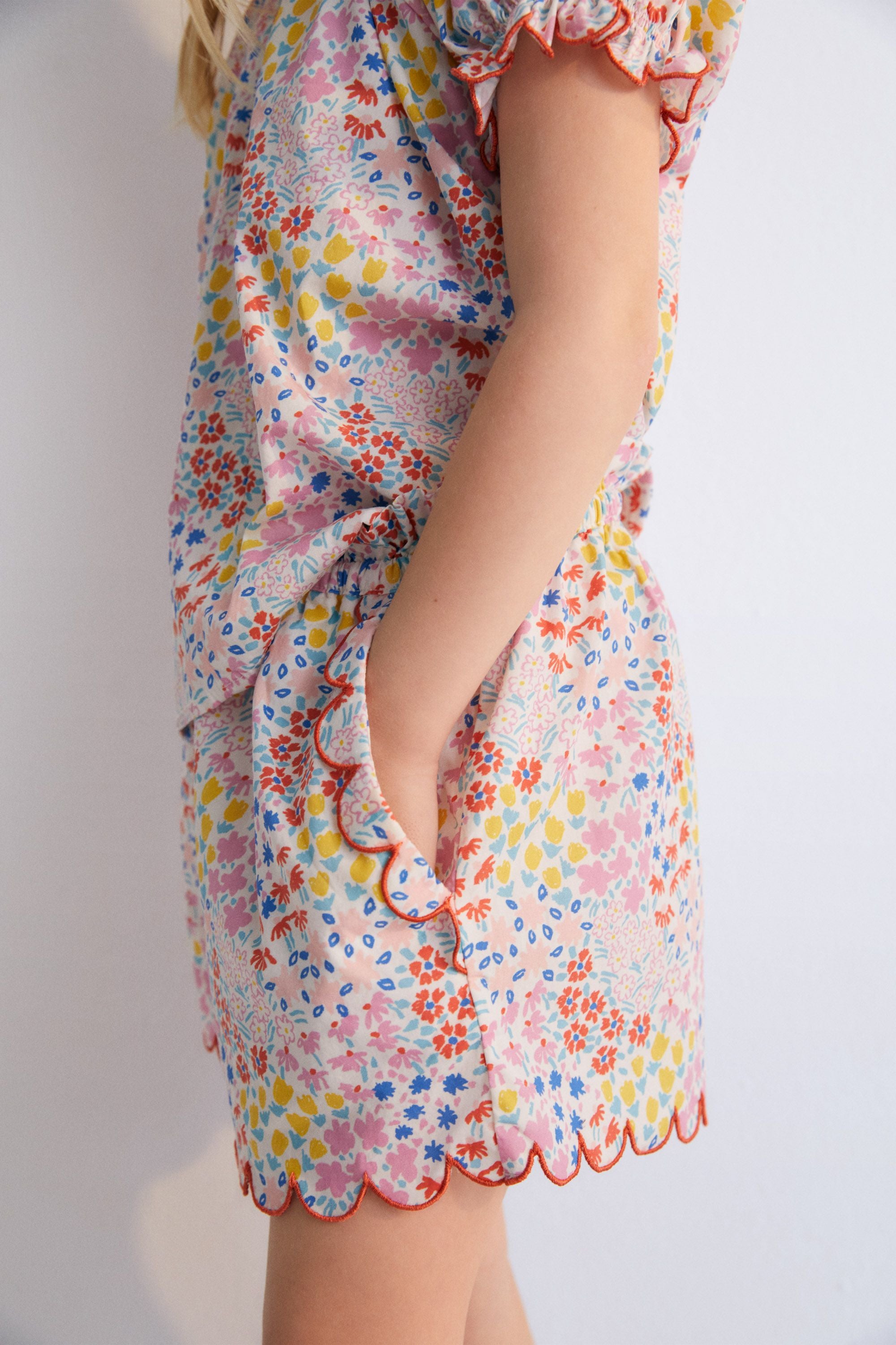 Greneva Short in 100% cotton voile fabric with our anemone print. Shorts with an elastic waistband, ruffle, and side pockets. The New Society kids collection.