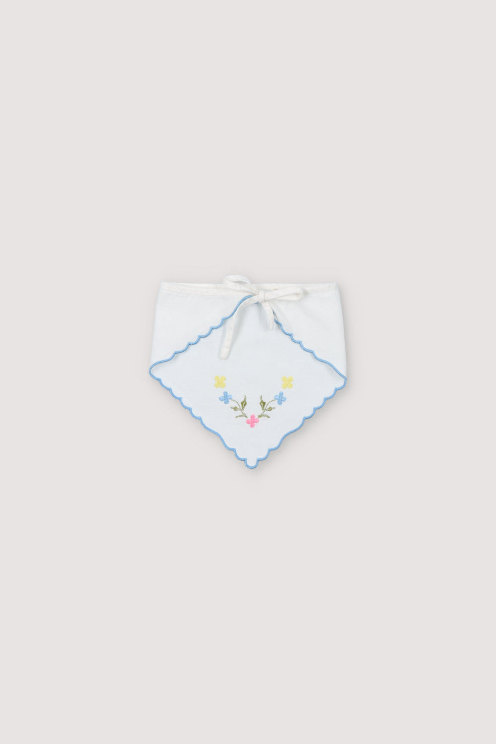 Complete the Hermione look with a scarf in 100% white cotton baize fabric with powder blue flower embroidery.