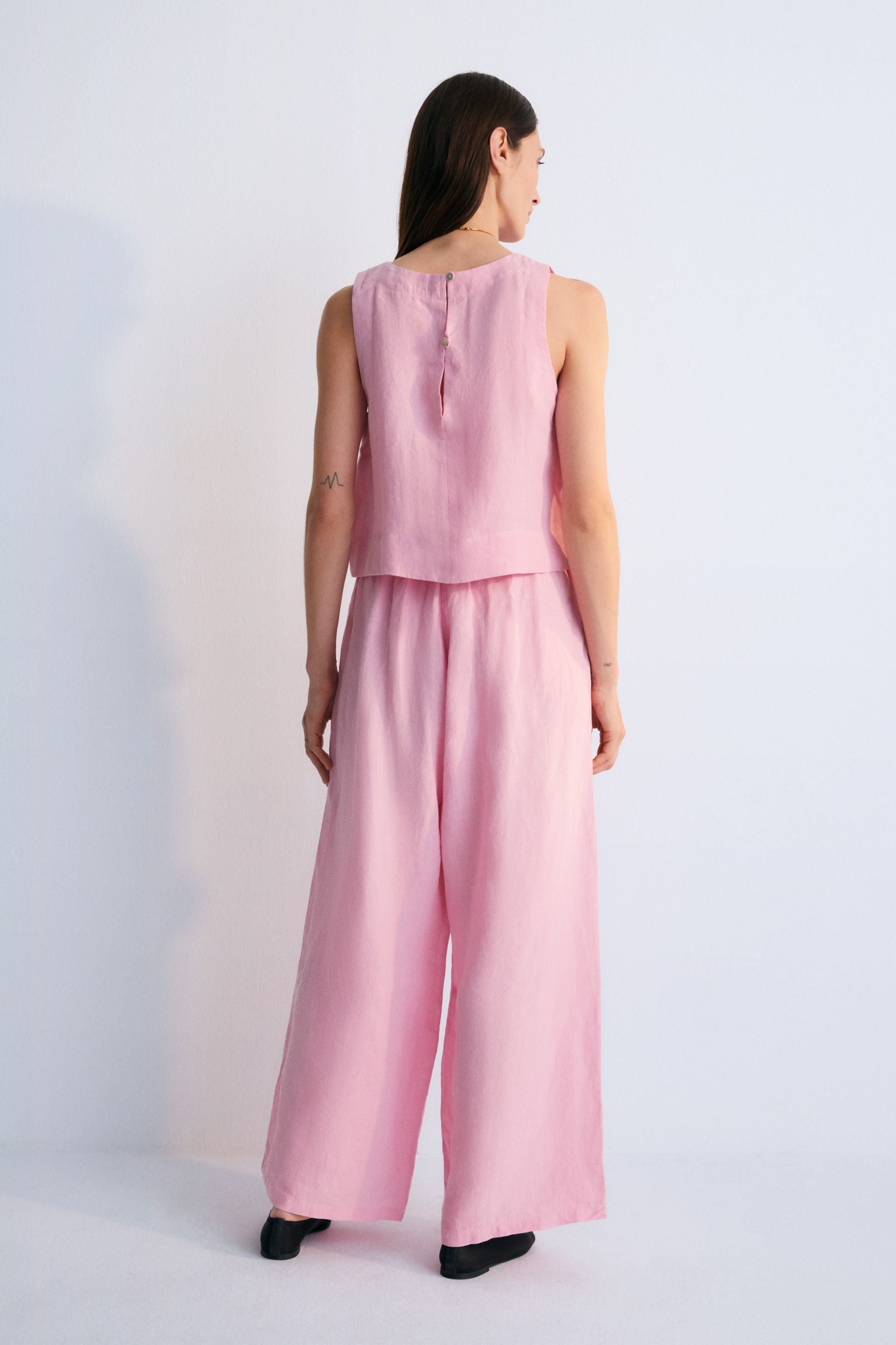 Hera Woman Top in 100% linen, available in three colors: Navy, Hibiscus, Palm, with wide straps and a bottom cut. Perfect for the total look with the palazzo pant.