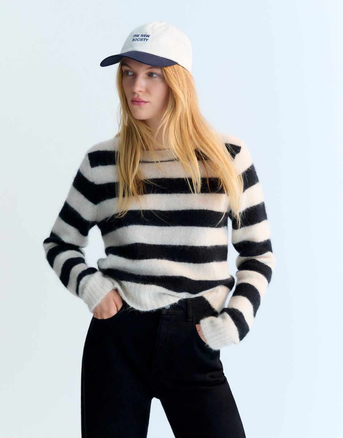 Alpaca and merino wool sweater with a round neck and a bicolor stripe structure.