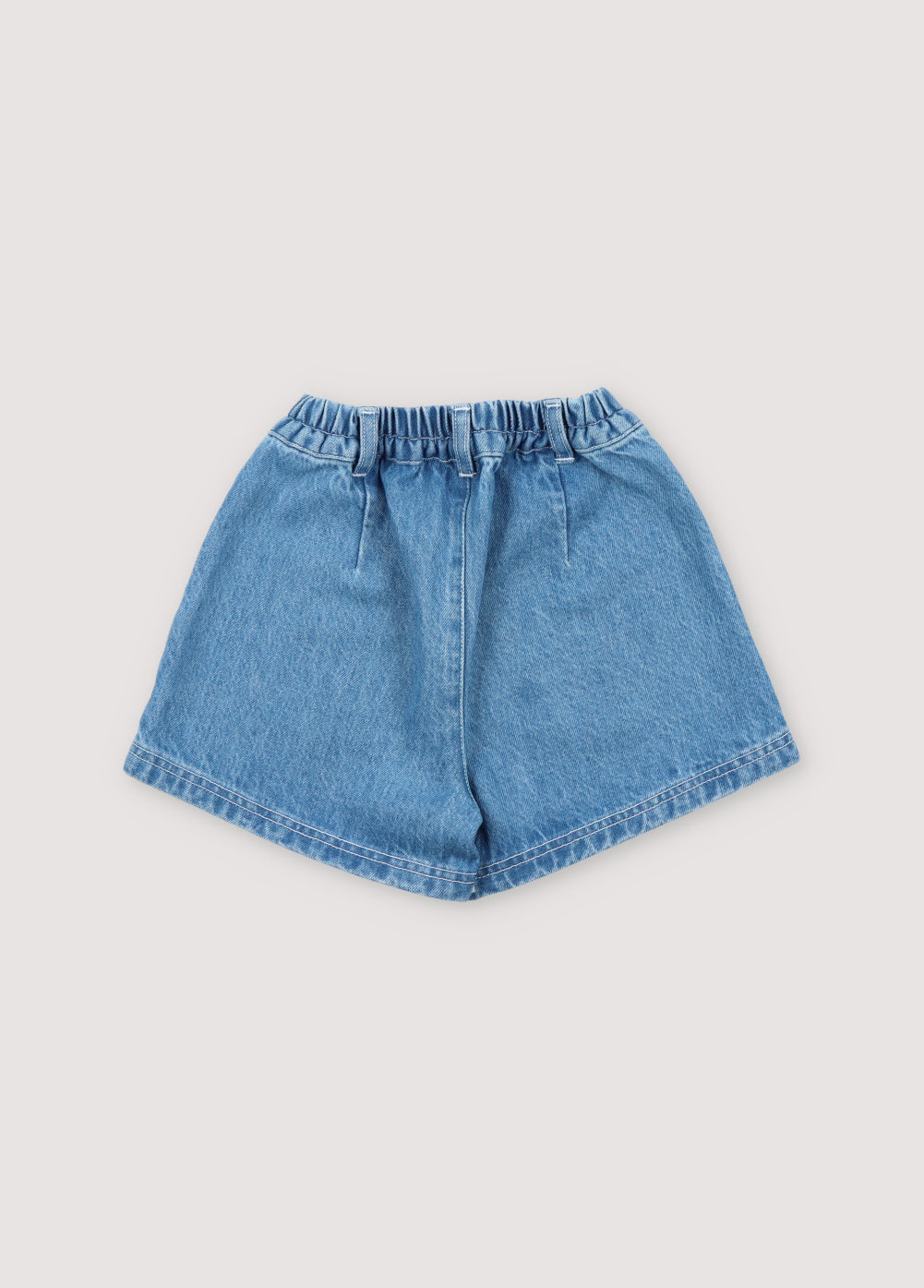Kostas Short in 100% cotton denim fabric. Shorts with two front pockets and characteristic collection embroideries.