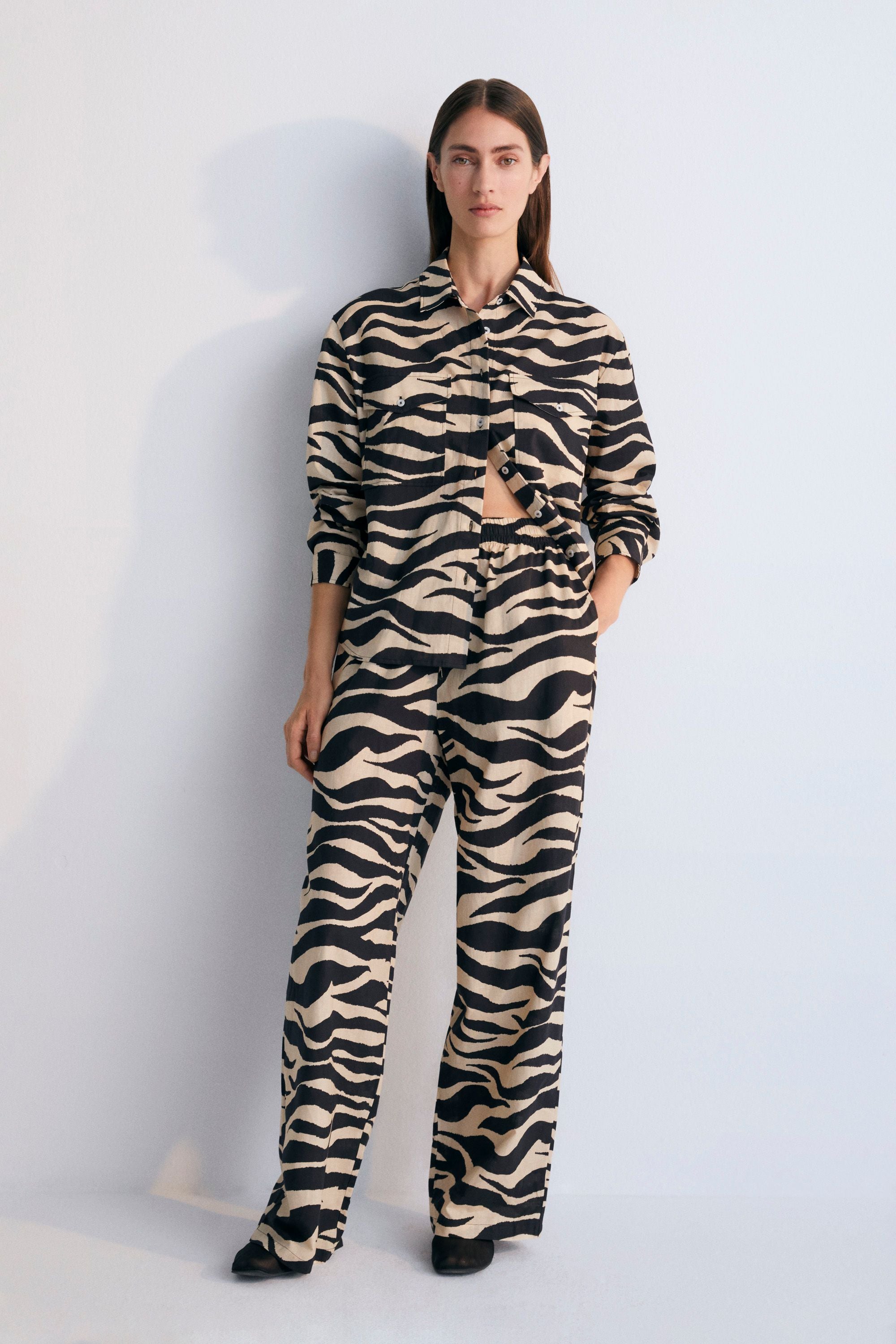 Kavala Woman Shirt in 100% cotton with our zebra print. Long-sleeved shirt with shirt collar and central button closure. Spring Summer Collection. The New Society.