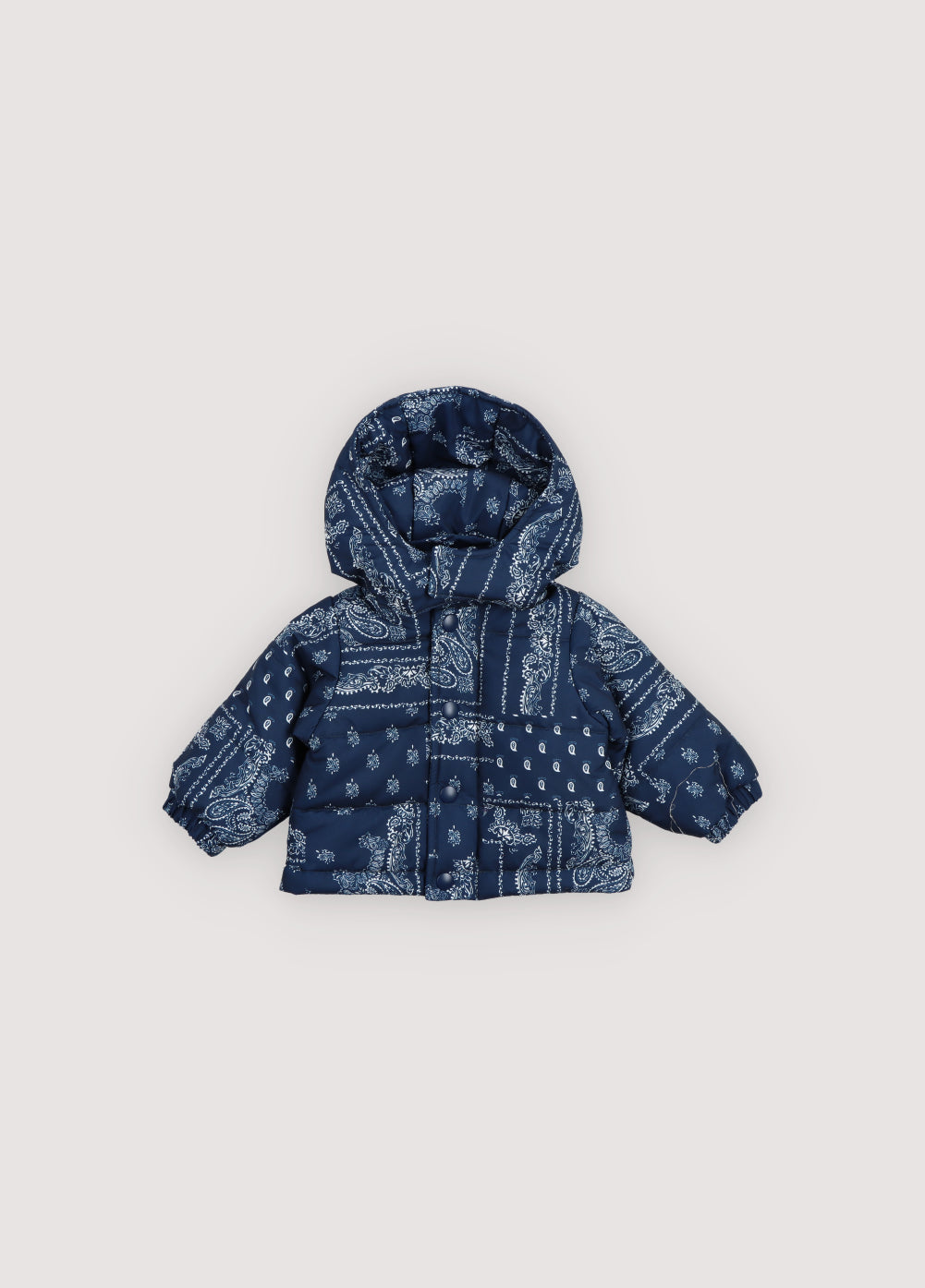 Jacket in outerwear quality with a beautiful bandana print. It features a hood and a front opening with a zipper and buttons.