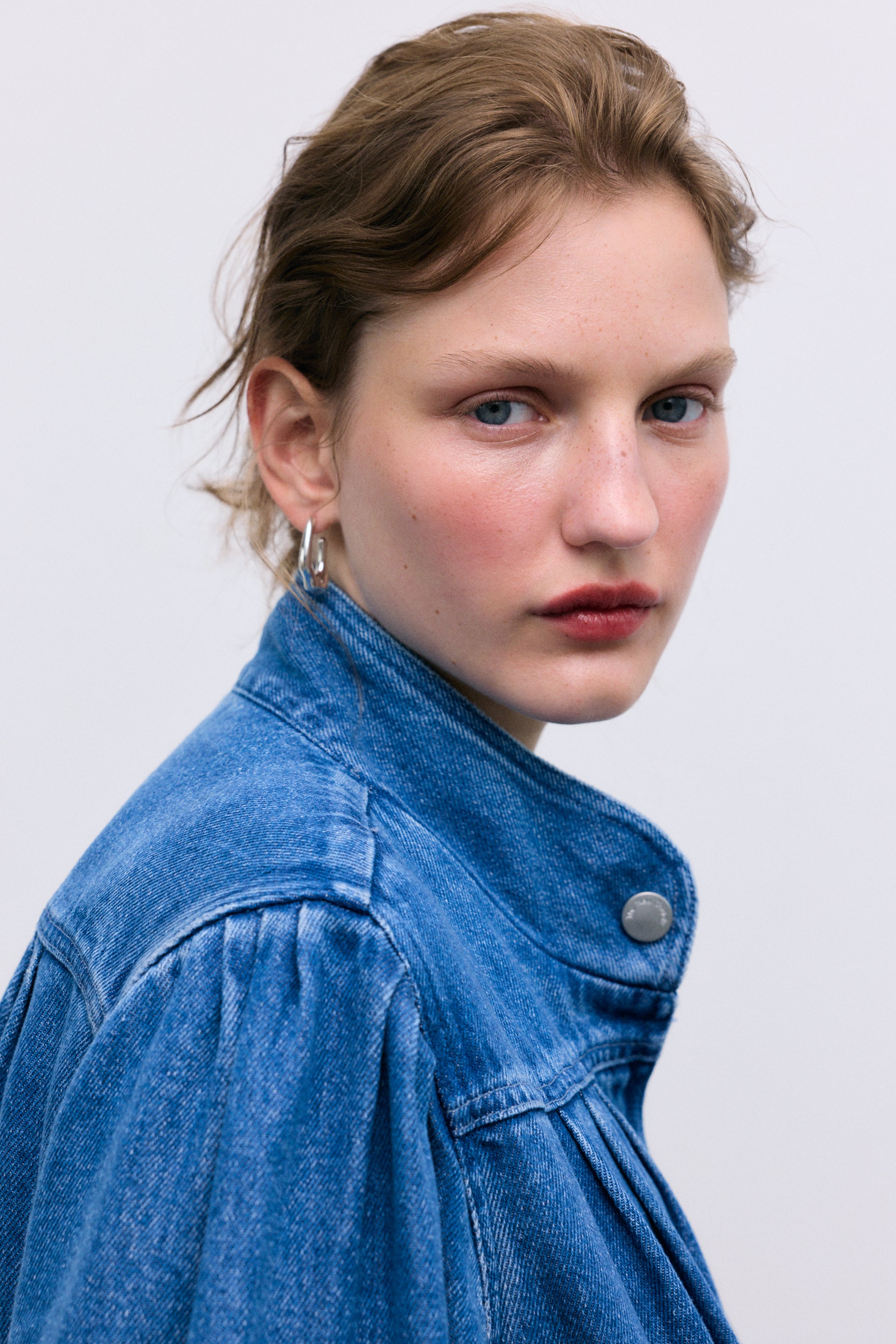 Crafted from 100% Tencel, this lightweight denim jacket combines effortless style with everyday comfort.