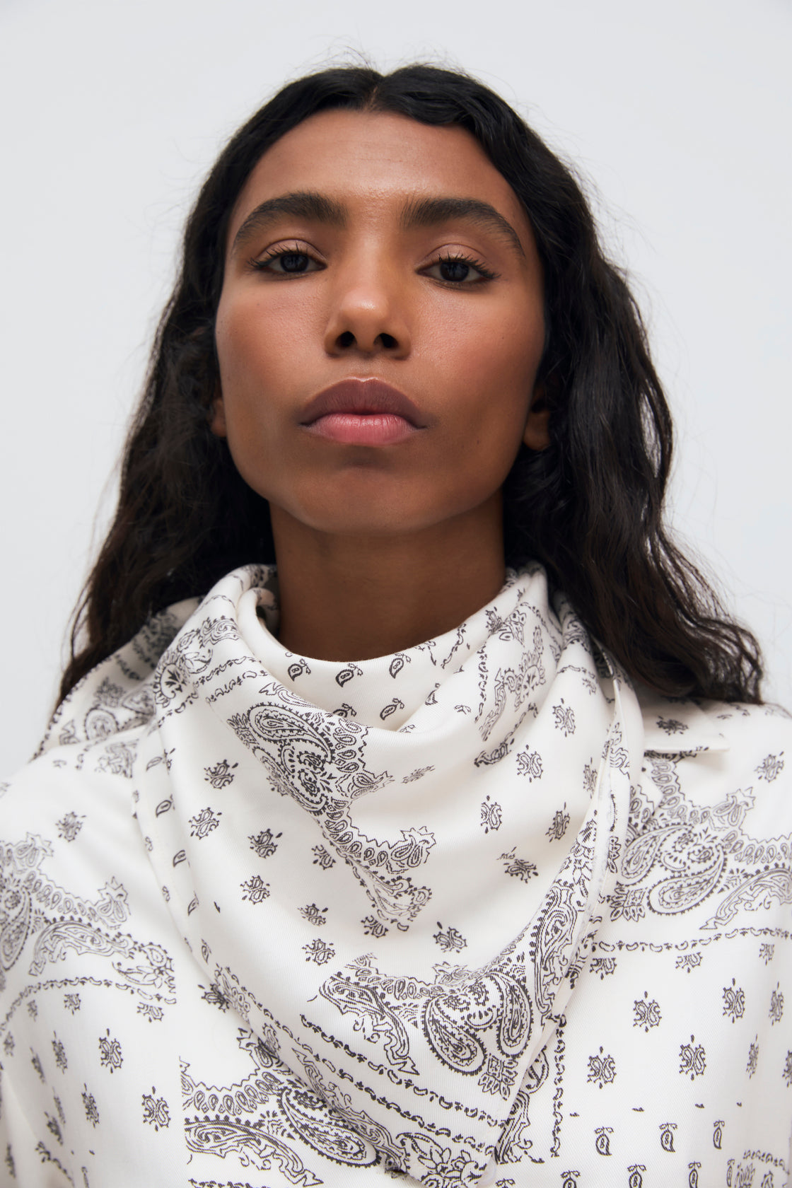 Tencel shirt with a beautiful bandana print, front opening with tone-on-tone buttons, and a collar with lapels. It can be paired with the matching pant to create a complete look.