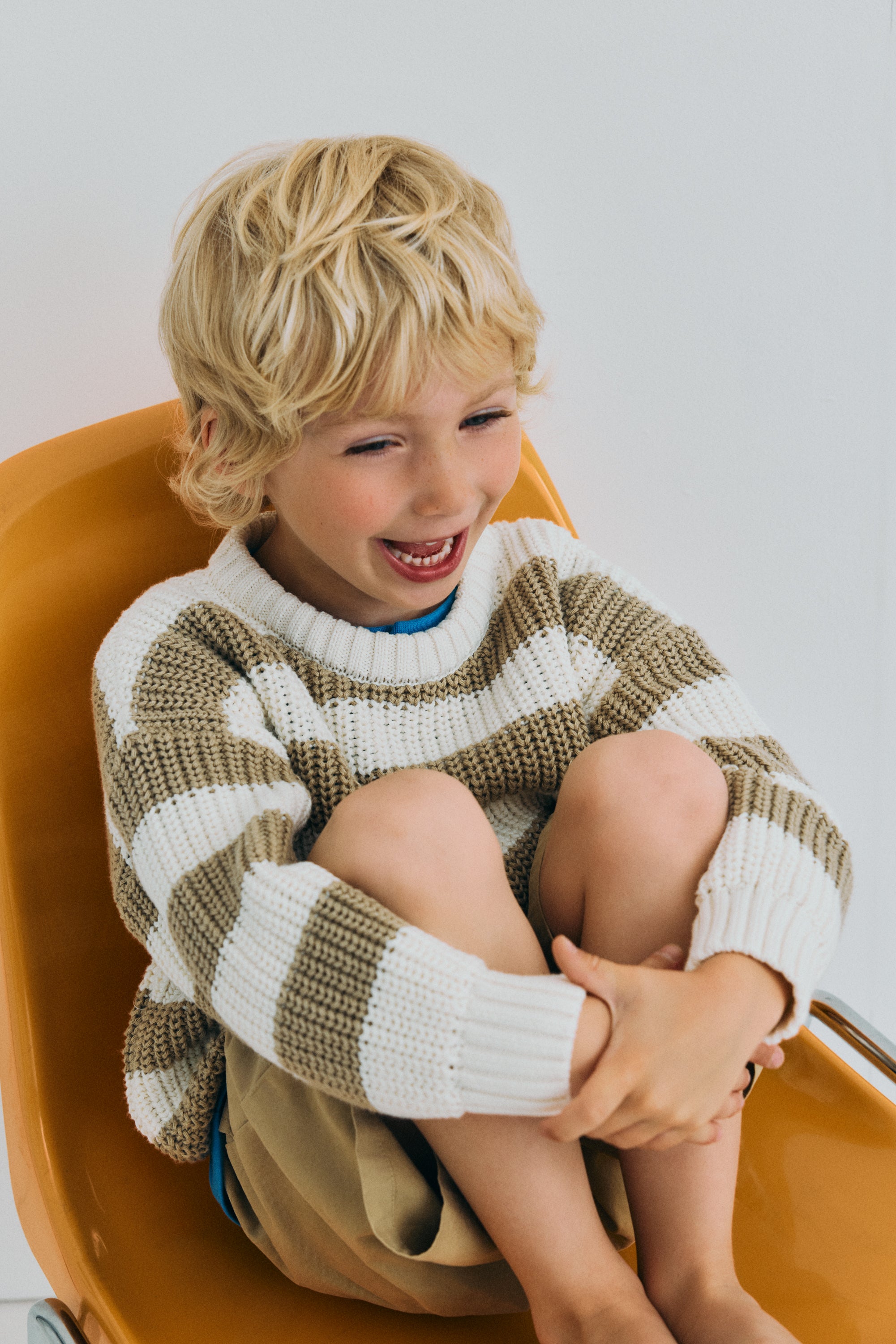 Klassischer Rippstrickpullover mit zweifarbigen Streifen und einer Markenstickerei am gerippten Saum.