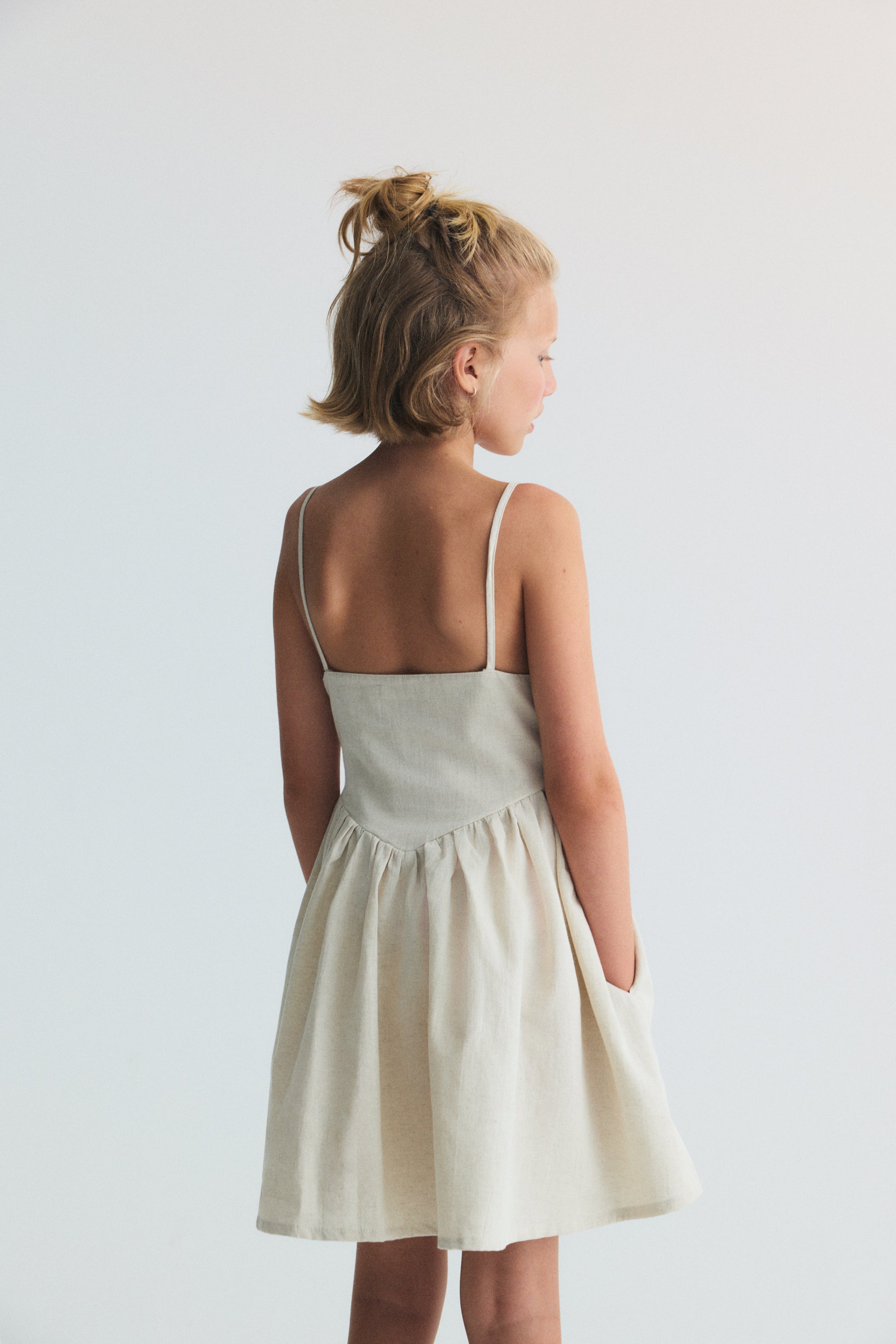 Beautiful linen and cotton dress made in Portugal, featuring a pointed bodice and a gathered skirt for a soft, elegant silhouette. Includes a back zipper opening and is available in two colours.