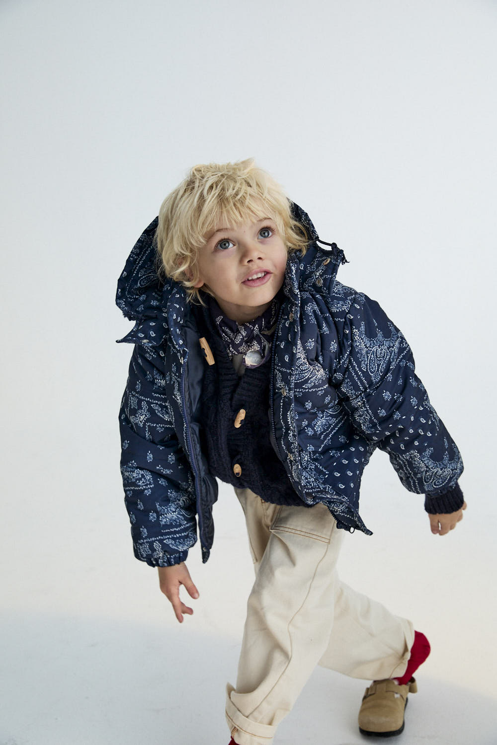 Jacket in outerwear quality with a beautiful bandana print. It features a hood and a patch pocket in the front with a Velcro closure, and a front opening with tone-on-tone snaps and a zipper.