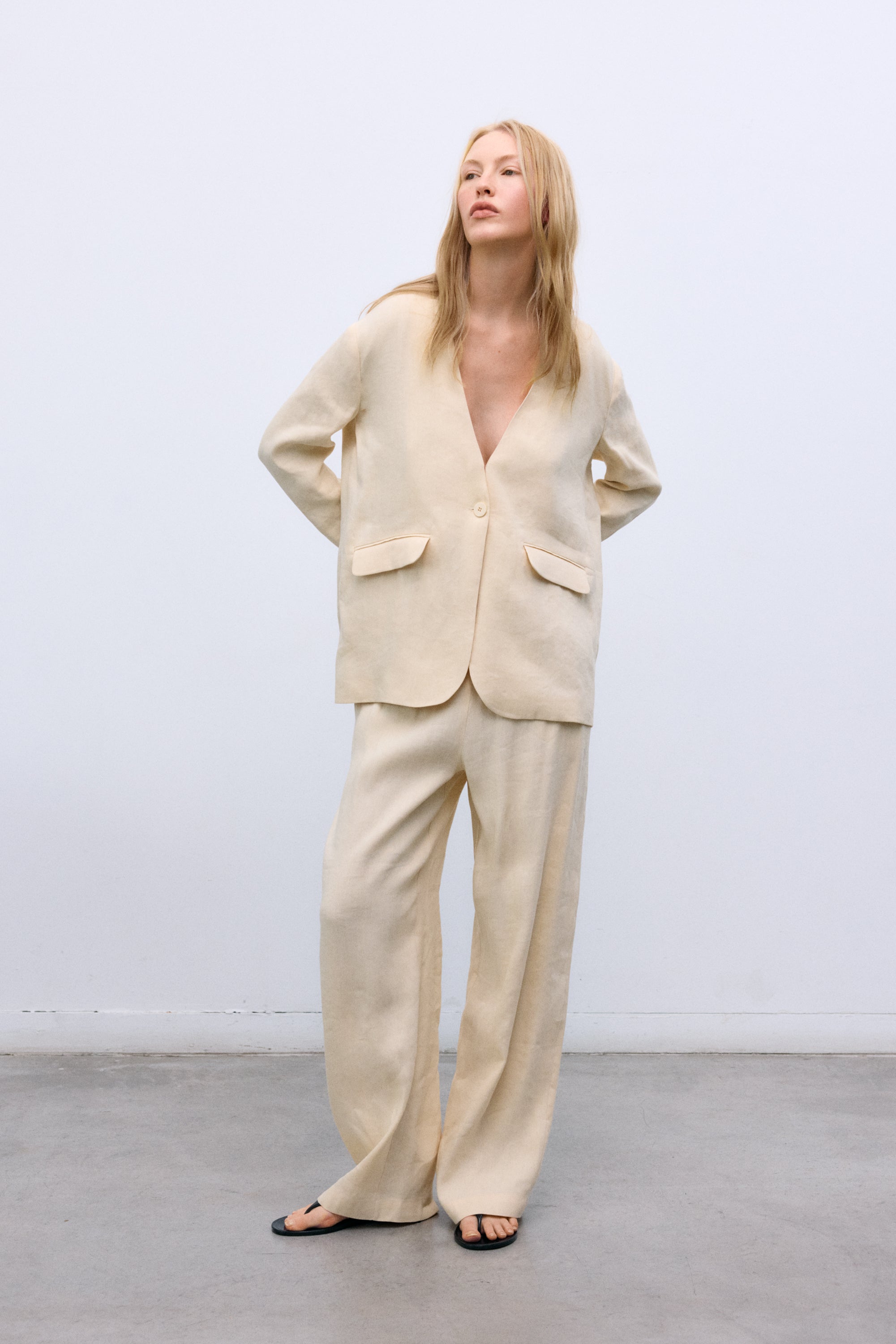 Linen and viscose blazer made in our workshops in Spain.