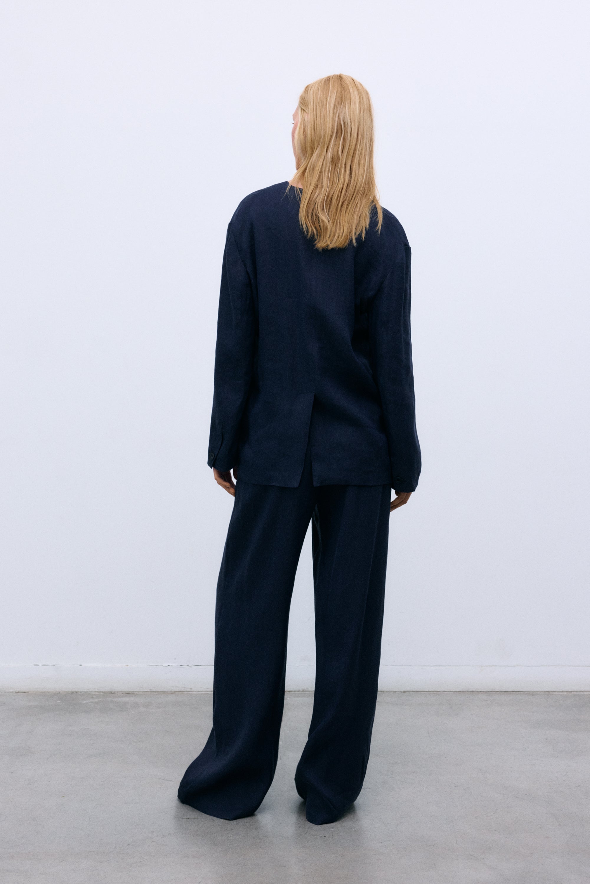 Linen and viscose blazer made in our workshops in Spain. Features a front opening with a notched collar, tone - on-tone button closure, and two front pockets.