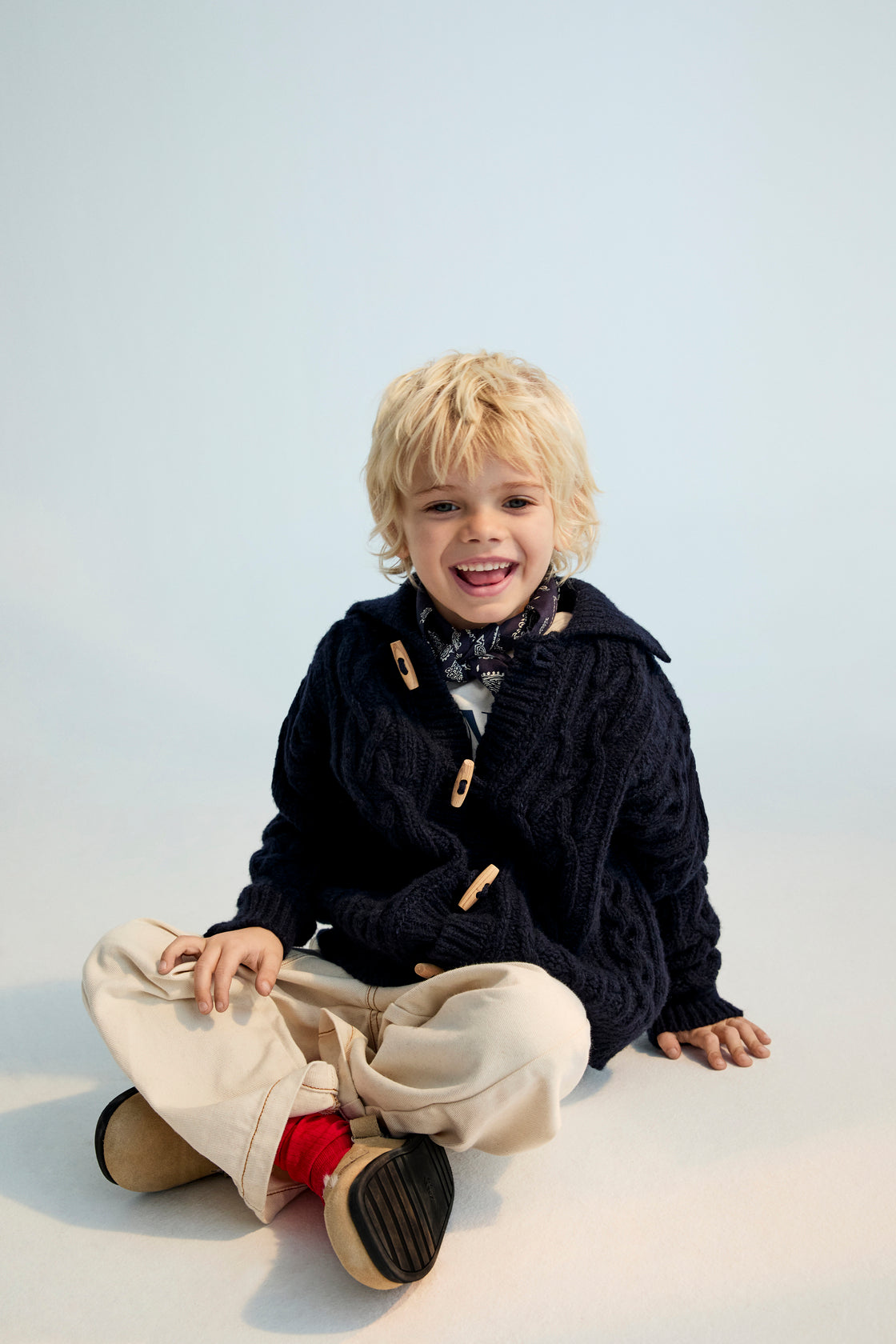 Knitted cardigan with a ribbed collar, cuffs, and hem. Features a front opening with wooden toggles. Made with recycled wool