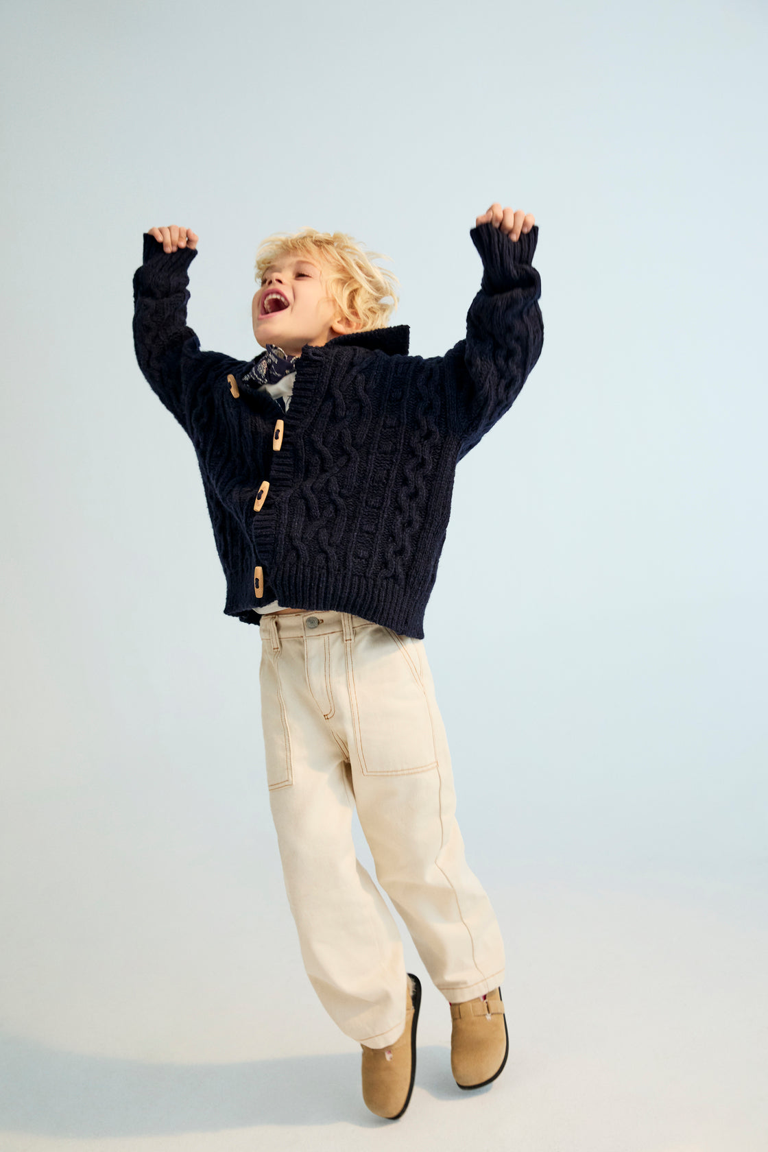 Knitted cardigan with a ribbed collar, cuffs, and hem. Features a front opening with wooden toggles. Made with recycled wool