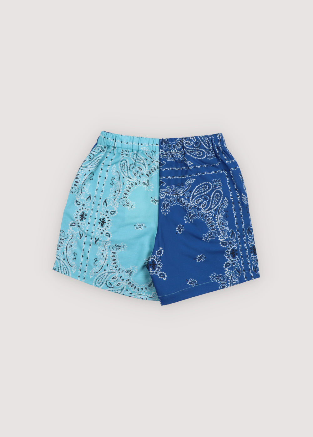 Mileto Boy Bermuda in 100% cotton with our cobalt milky blue bandana prints. Bermuda with print contrasts and elastic waistband.