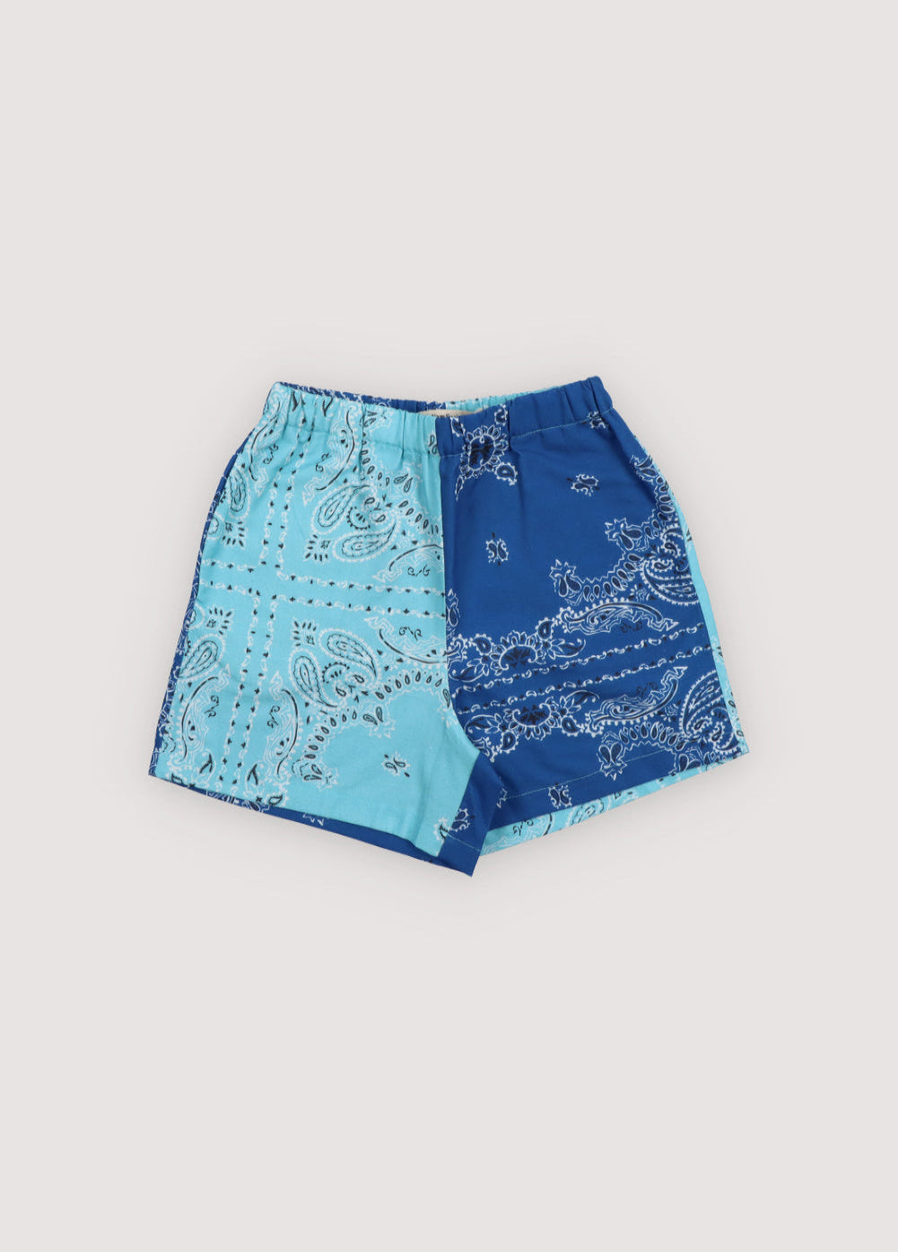 Mileto Boy Bermuda in 100% cotton with our cobalt milky blue bandana prints. Bermuda with print contrasts and elastic waistband.
