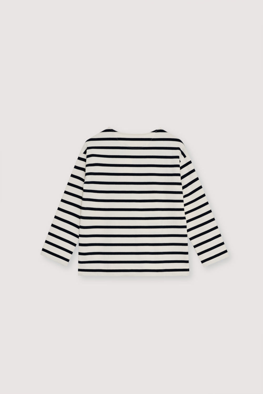Thick jersey long-sleeved t-shirt, bicolor stripes and contrast embroidery detail on the chest. With boat neck and side slits. Brushed on the inside and outside.