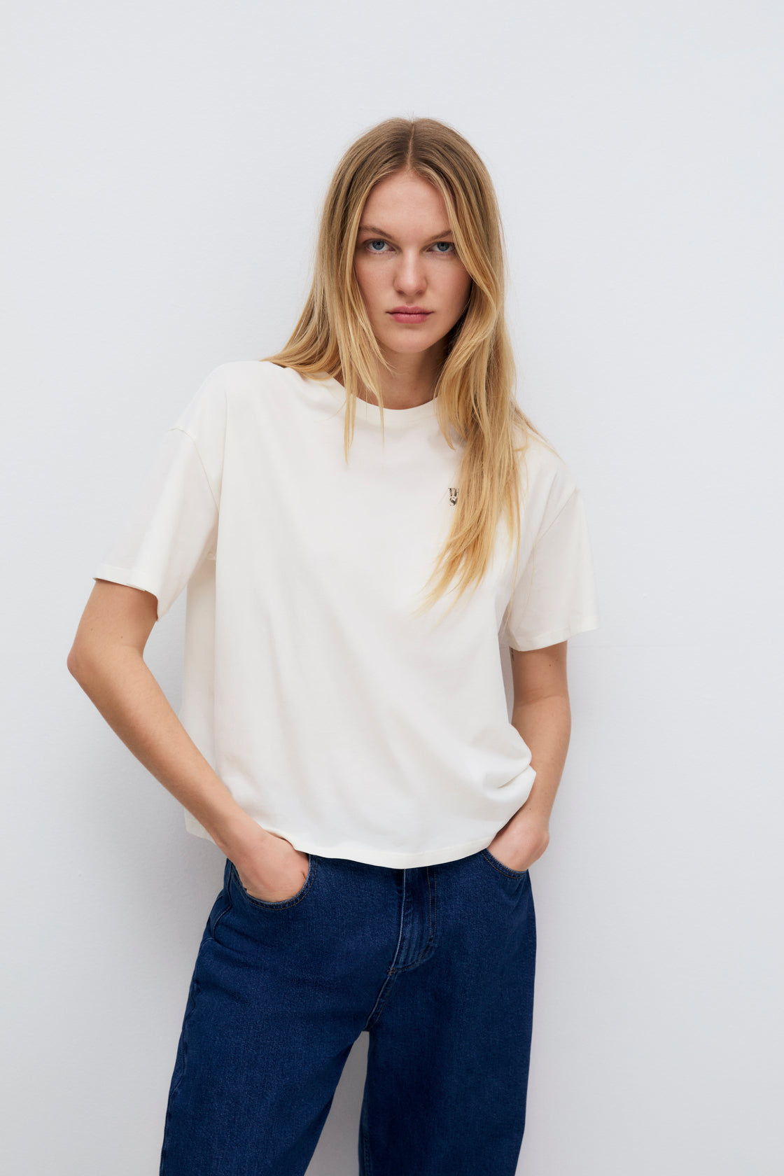 This cotton T-shirt in white features a subtle brand print on the chest for a clean, everyday look. The New Society . Woman Collecion AW25.