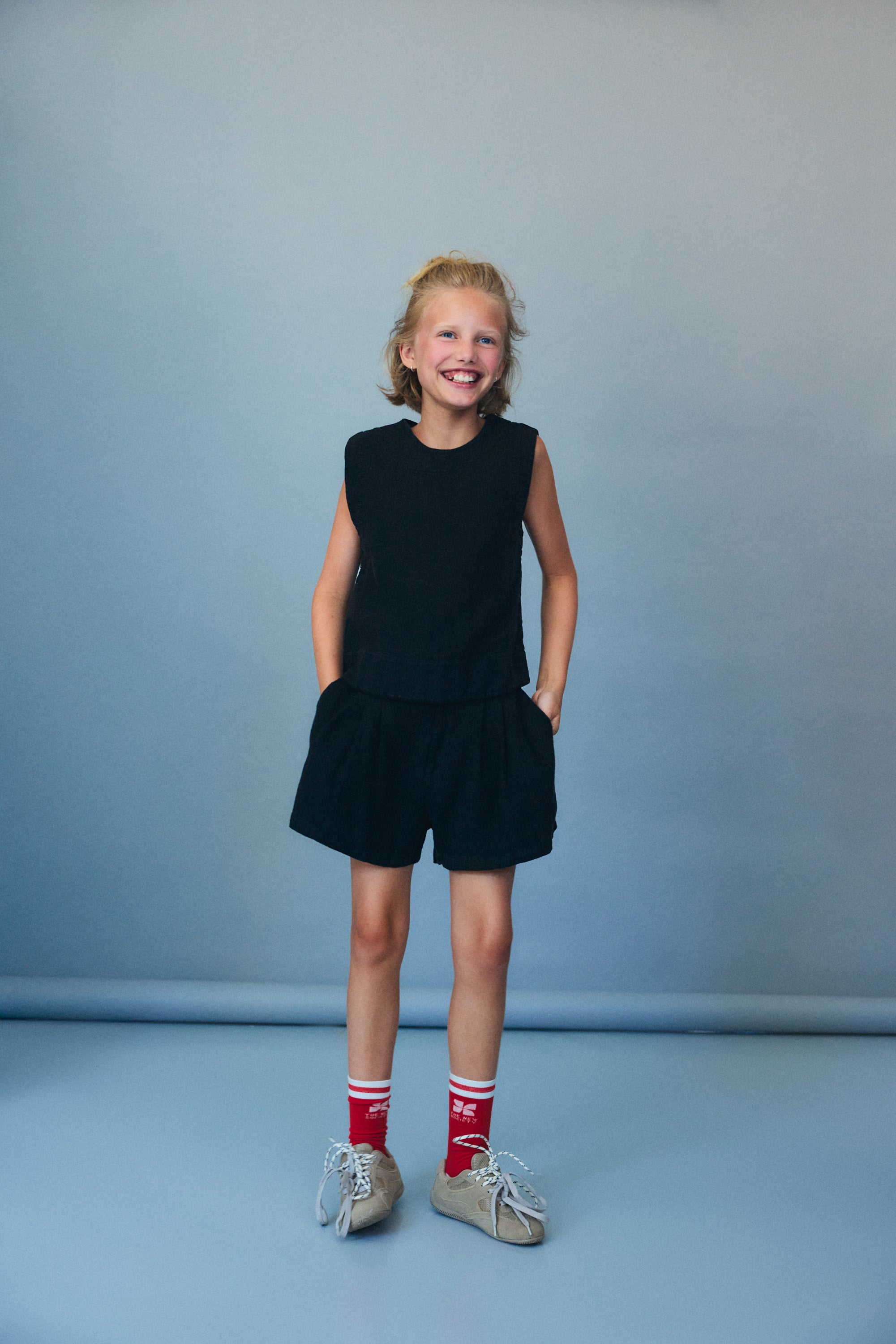 Teen shorts crafted from 100% linen and made in Portugal. Features front pleats and pockets for a stylish and comfortable fit.