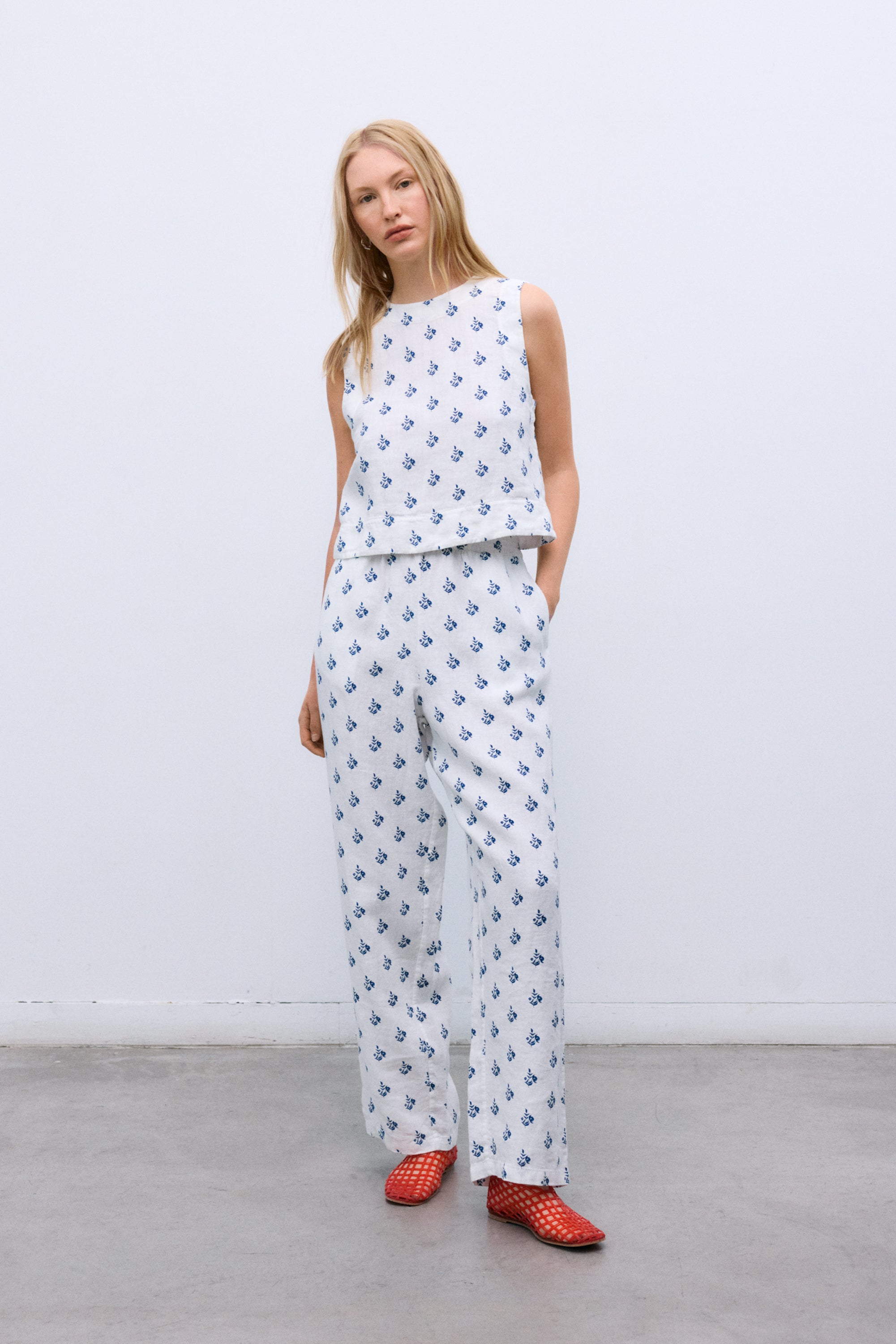 Straight-leg trousers crafted from 100% linen with a soft finish, designed and made in Portugal.