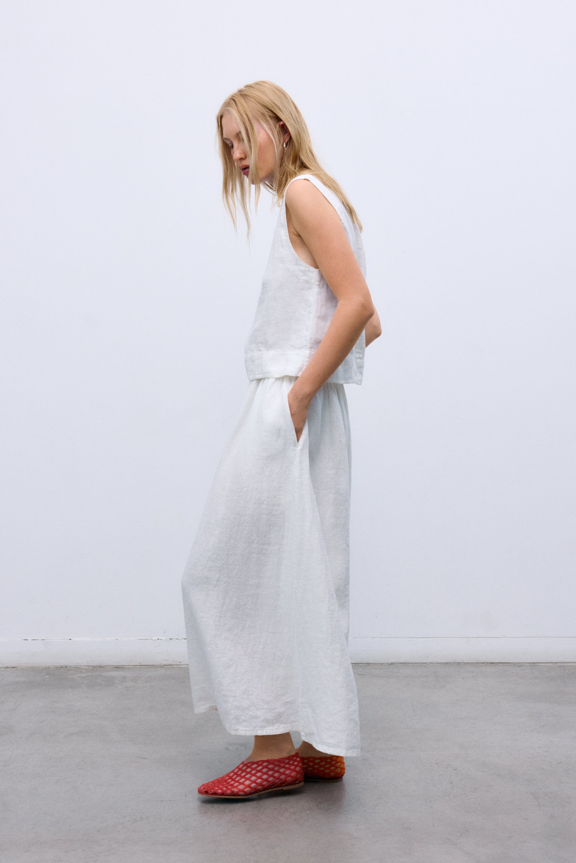 100% linen midi skirt with an elastic waistband and plenty of volume. A perfect piece for summer.