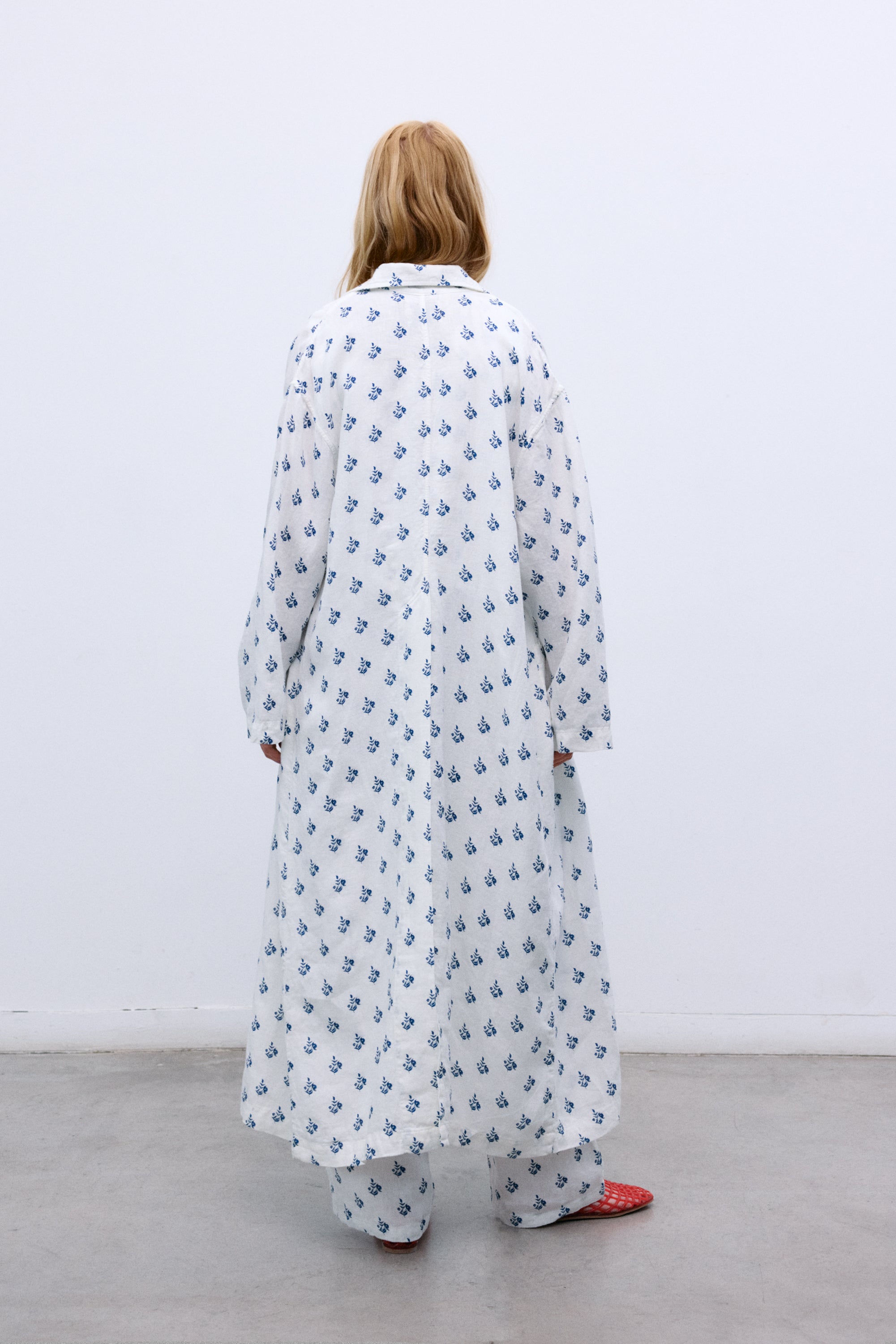 Elevate your wardrobe with this oversized trench, crafted from 100% linen for a lightweight, breathable feel.