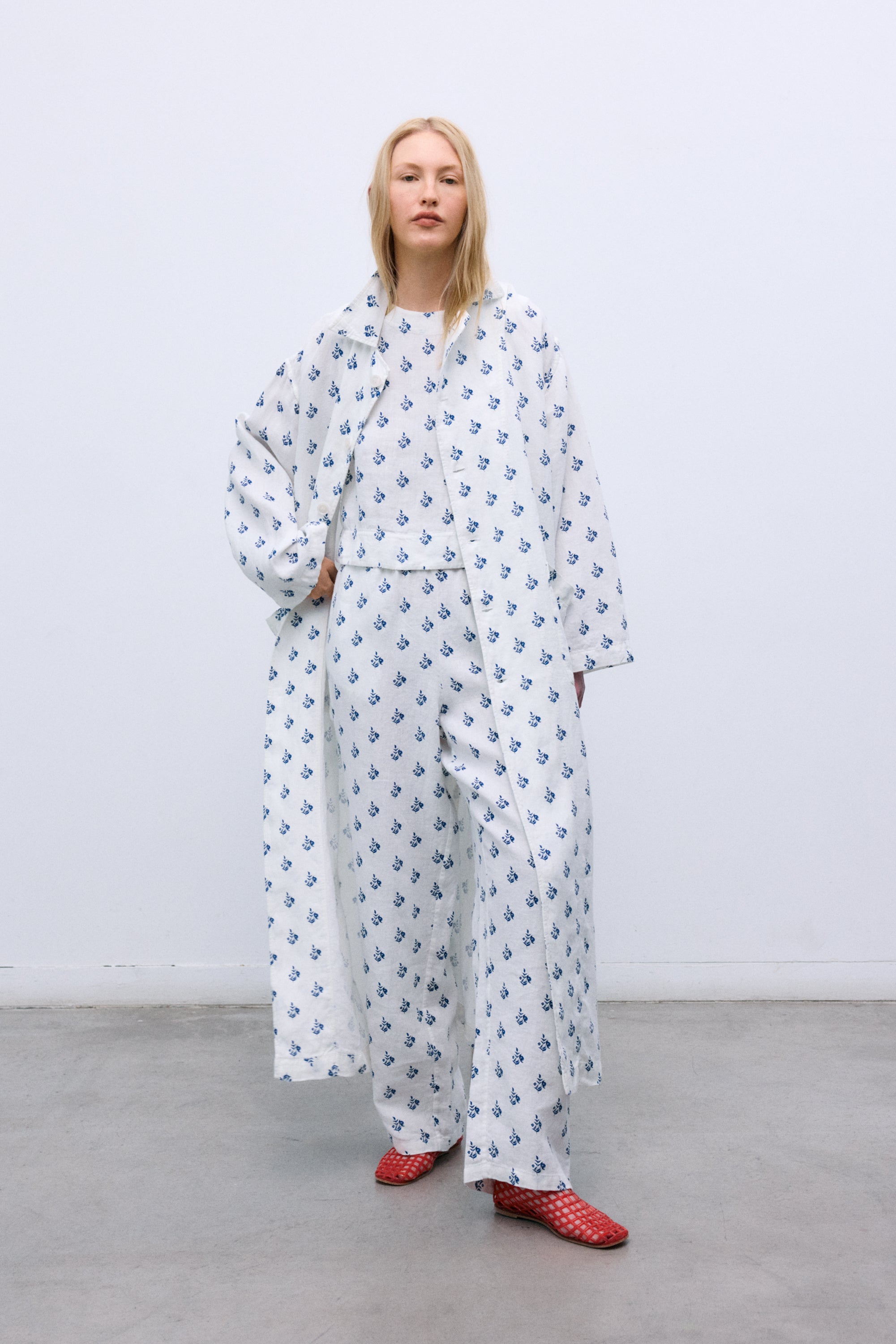 Elevate your wardrobe with this oversized trench, crafted from 100% linen for a lightweight, breathable feel.