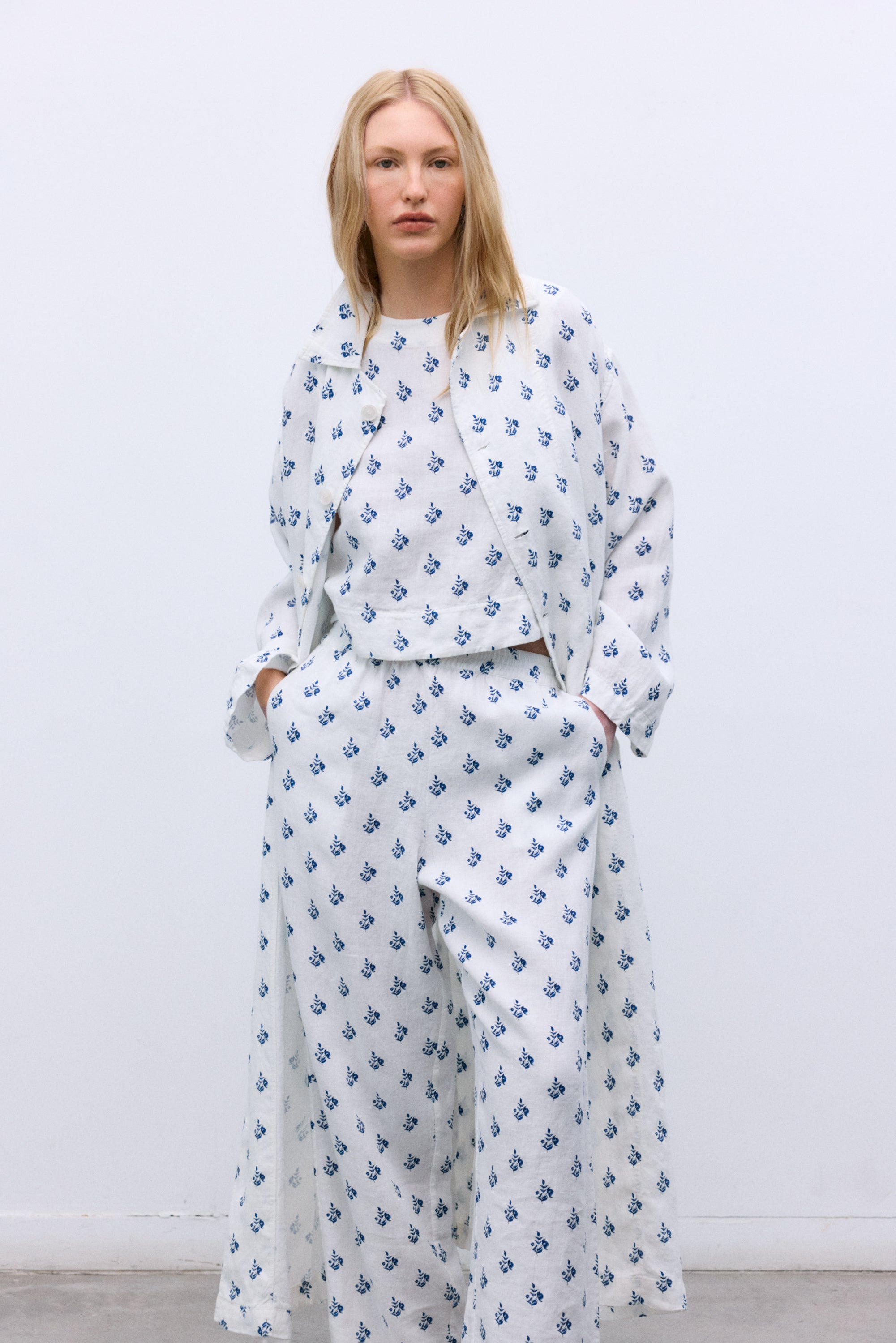 Elevate your wardrobe with this oversized trench, crafted from 100% linen for a lightweight, breathable feel.