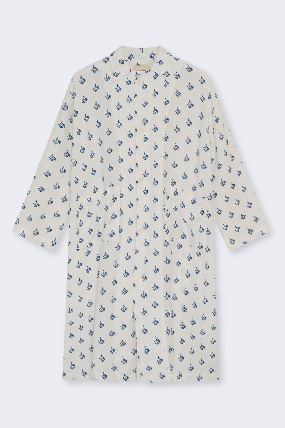 Elevate your wardrobe with this oversized trench, crafted from 100% linen for a lightweight, breathable feel.