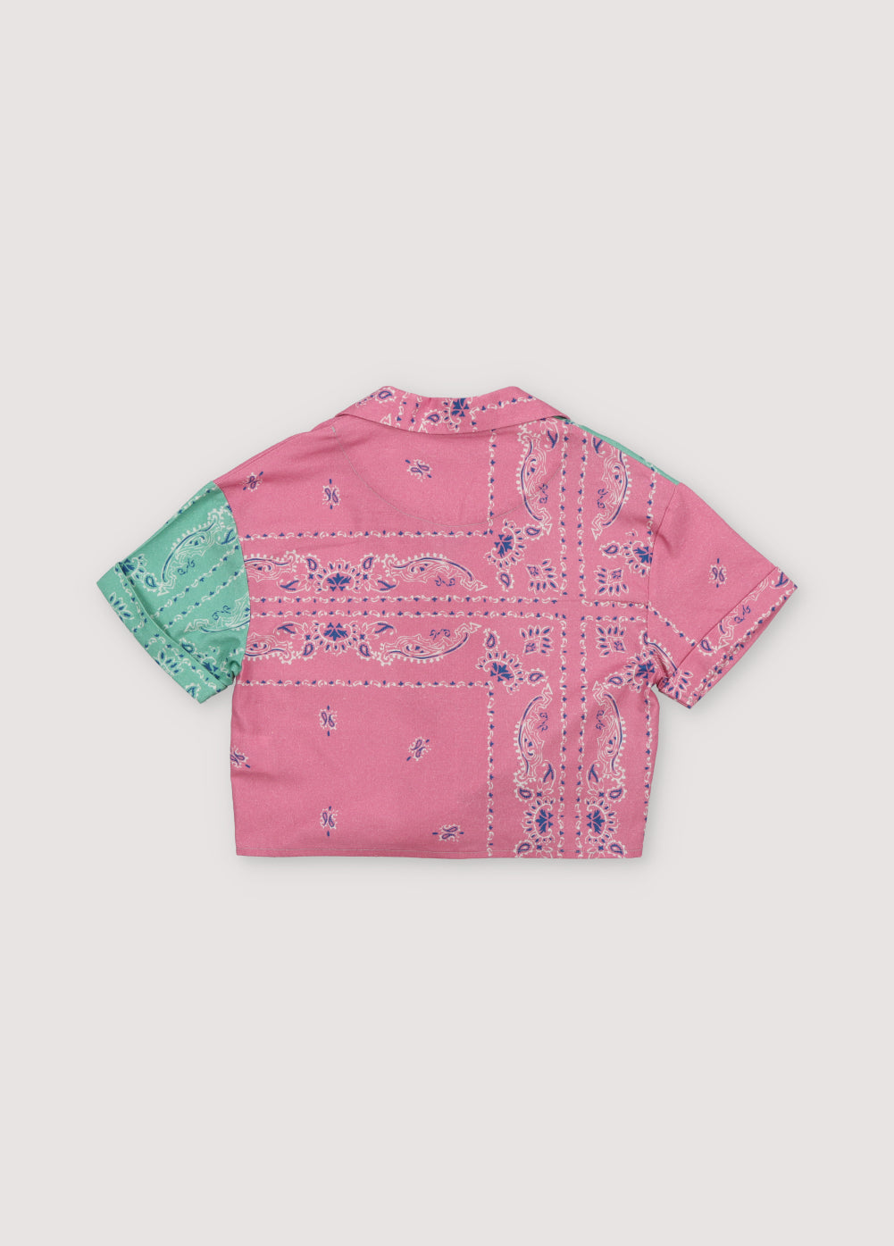 Mileto Girl Shirt in 100% cotton with our hibiscus and jade bandana prints. The shirt features print contrasts, a knot between the two colors at the hem, and white shirt buttons. Spring Summer Collection. The New Society.