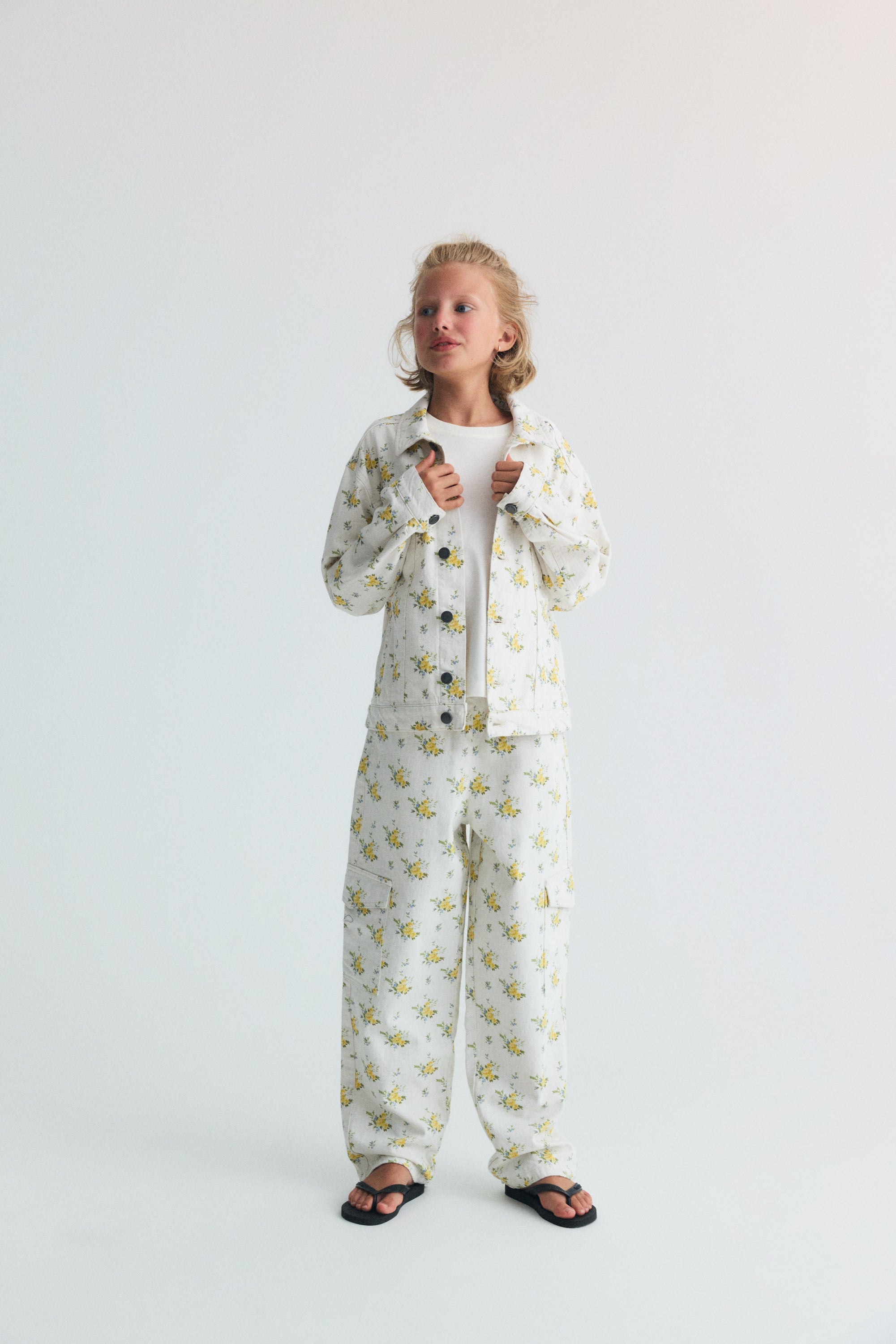 Teen cargo pants from the new collection crafted from organic denim cotton with one of the most beautiful floral prints of the season.