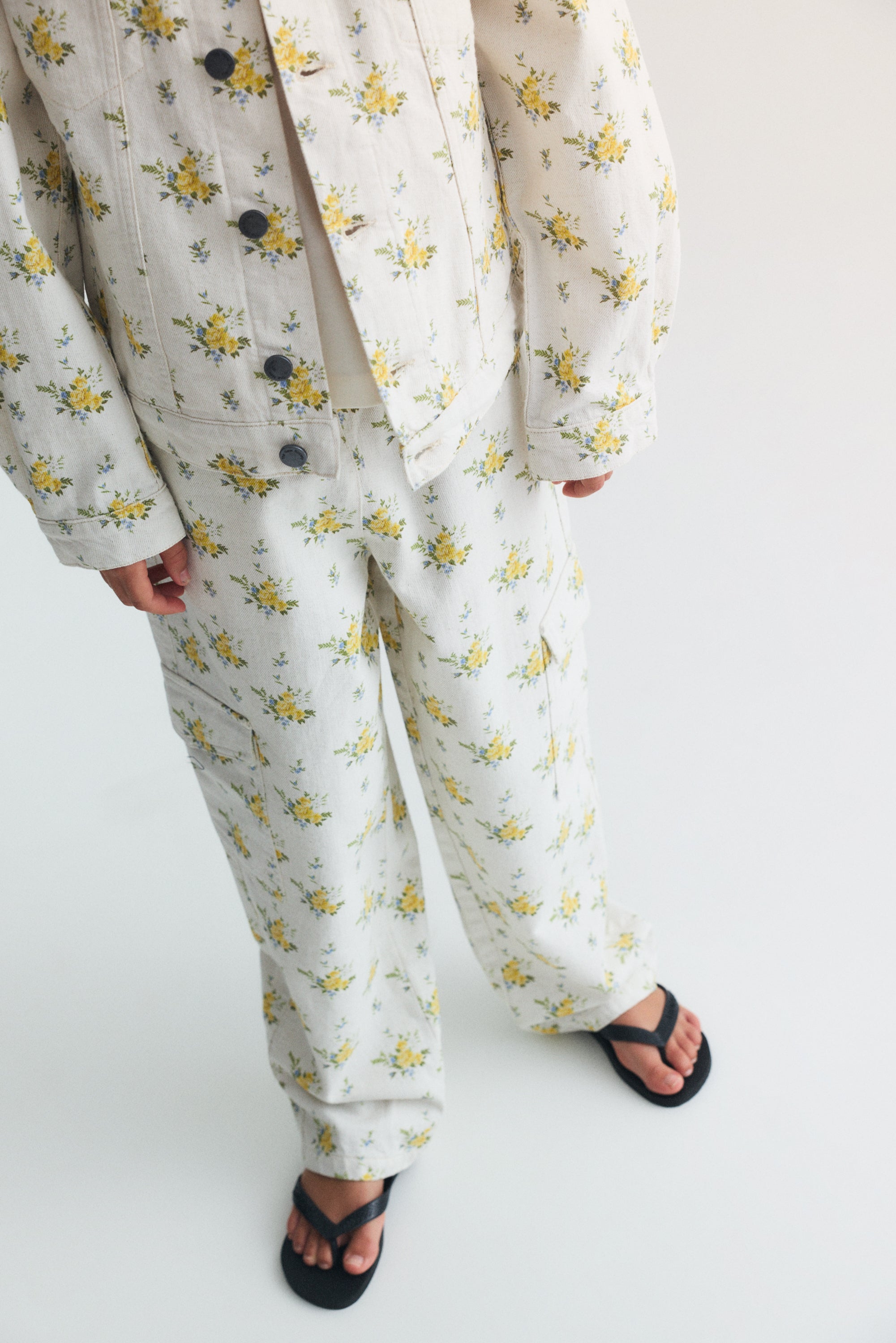 Teen cargo pants from the new collection crafted from organic denim cotton with one of the most beautiful floral prints of the season.